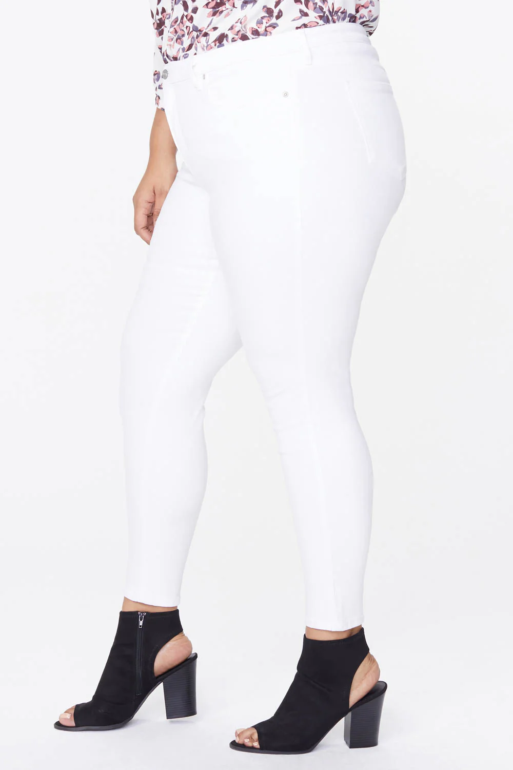 10037-ami-skinny-jeans-in-plus-size-optic-white-1.webp