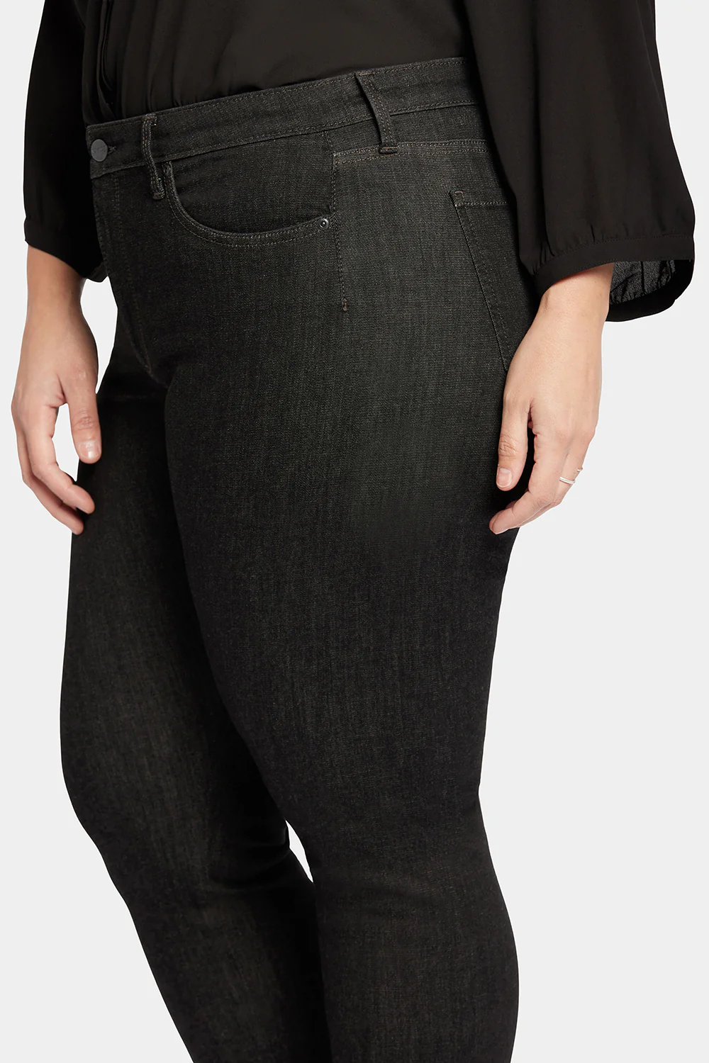 10095-le-silhouette-sheri-slim-jeans-in-plus-size-eternity-1.webp