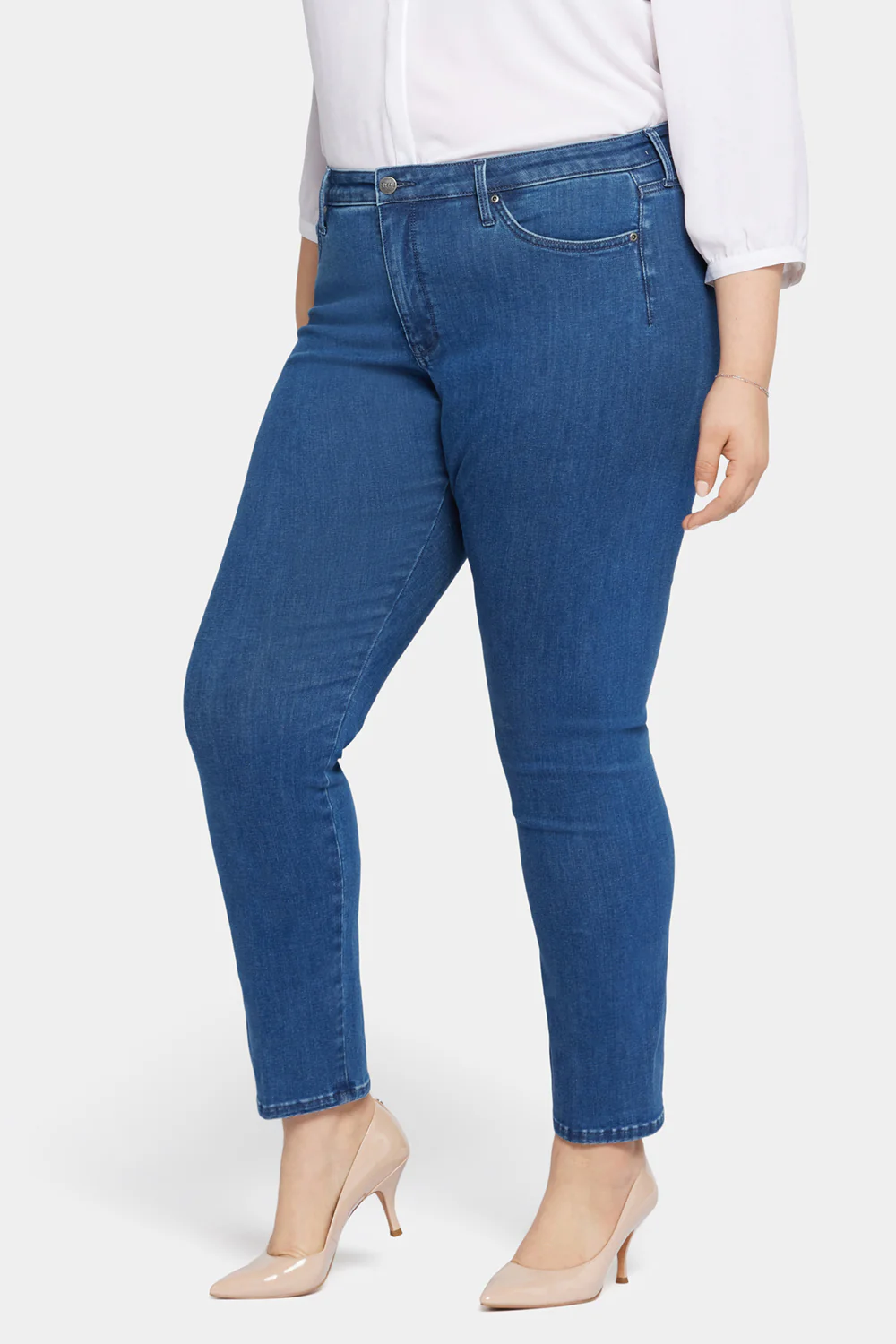 10733-le-silhouette-sheri-slim-jeans-in-plus-size-treasured-1.webp