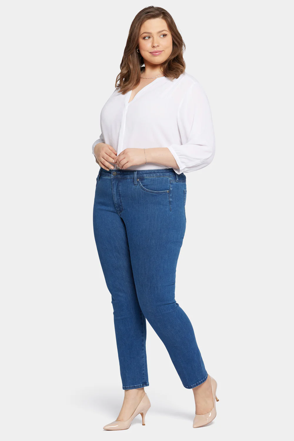 10733-le-silhouette-sheri-slim-jeans-in-plus-size-treasured-1.webp