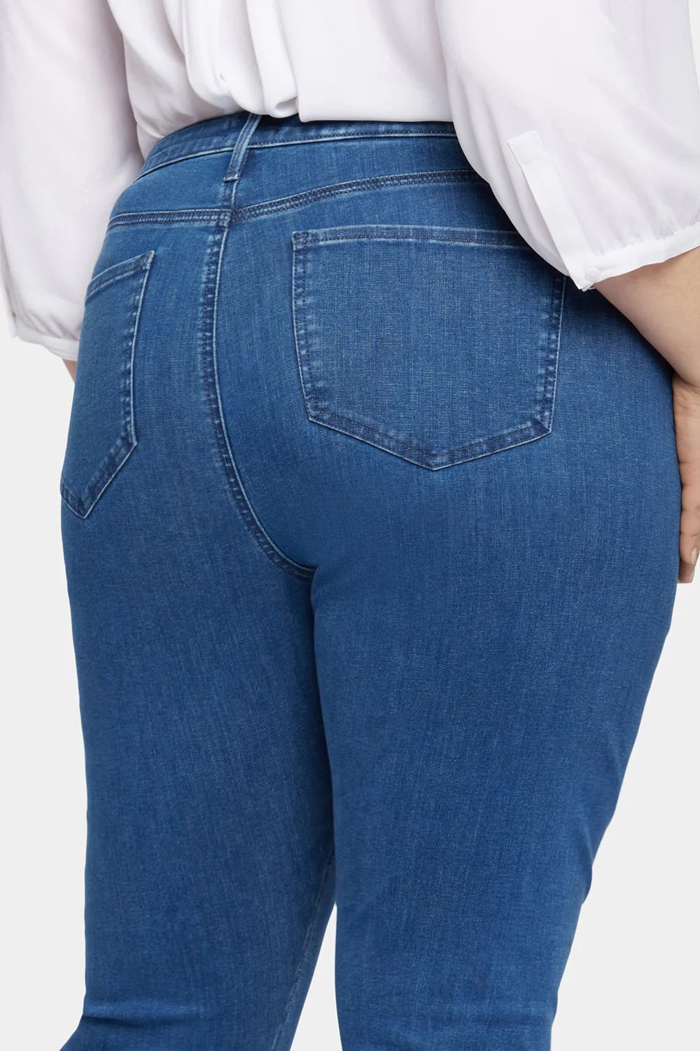 10733-le-silhouette-sheri-slim-jeans-in-plus-size-treasured-1.webp