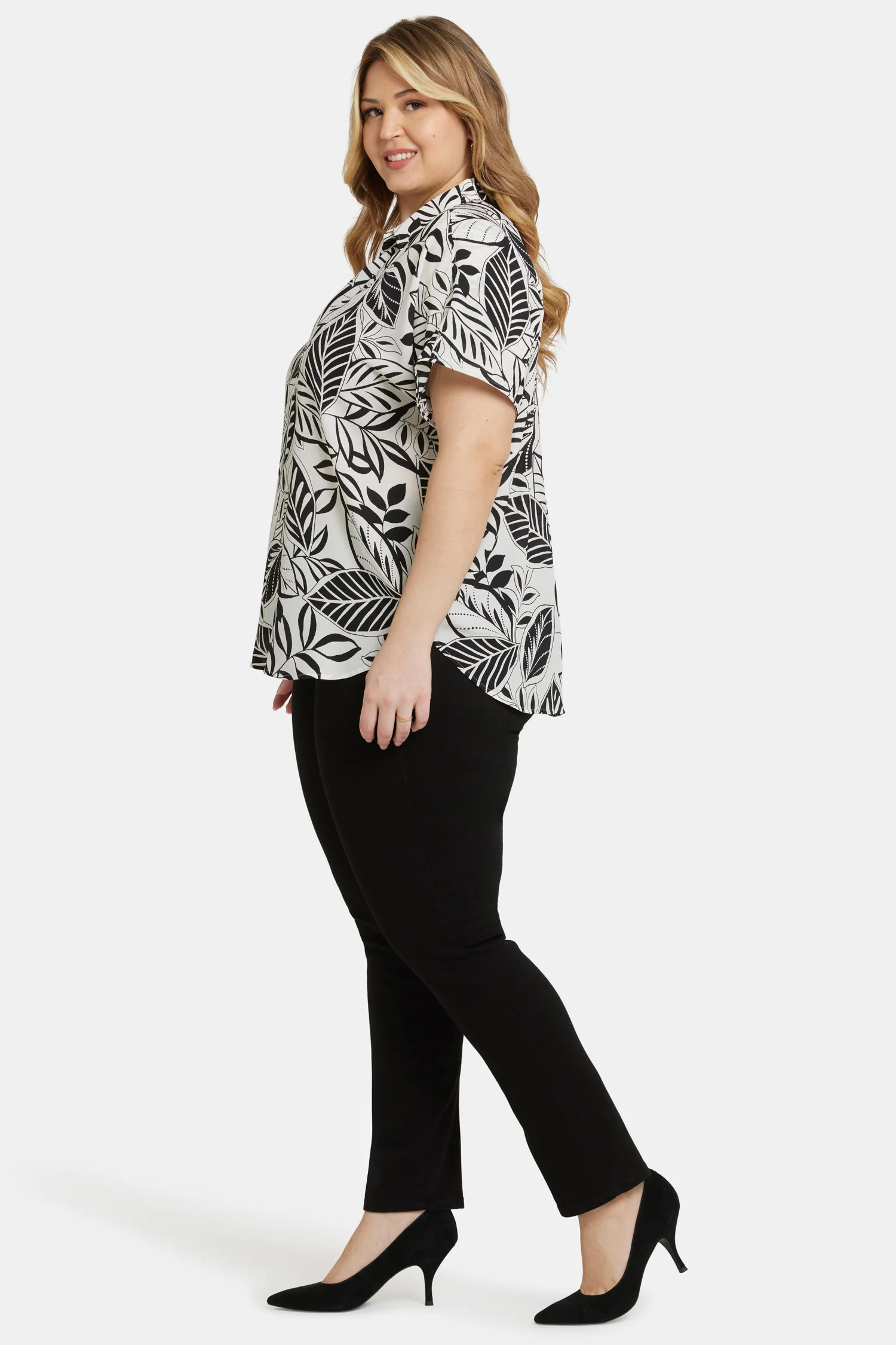11243-becky-short-sleeved-blouse-in-plus-size-gerania-1.webp