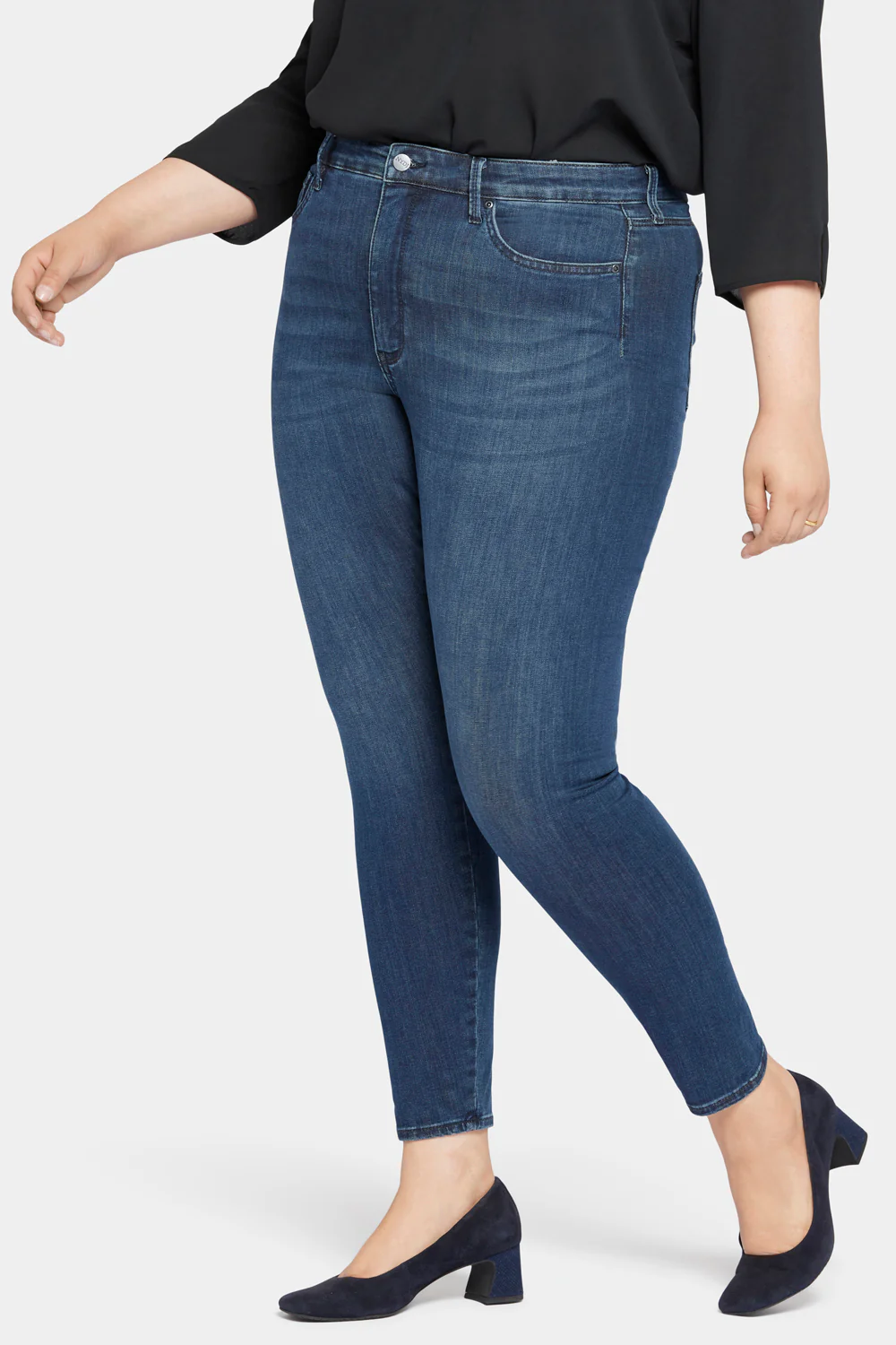 11620-le-silhouette-ami-skinny-jeans-in-plus-size-precious-1.webp