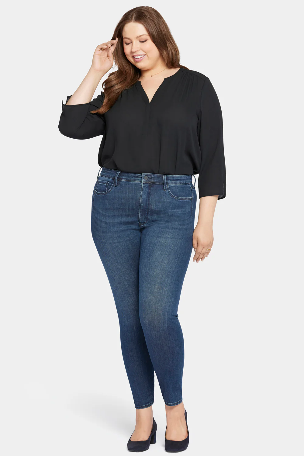 11620-le-silhouette-ami-skinny-jeans-in-plus-size-precious-1.webp