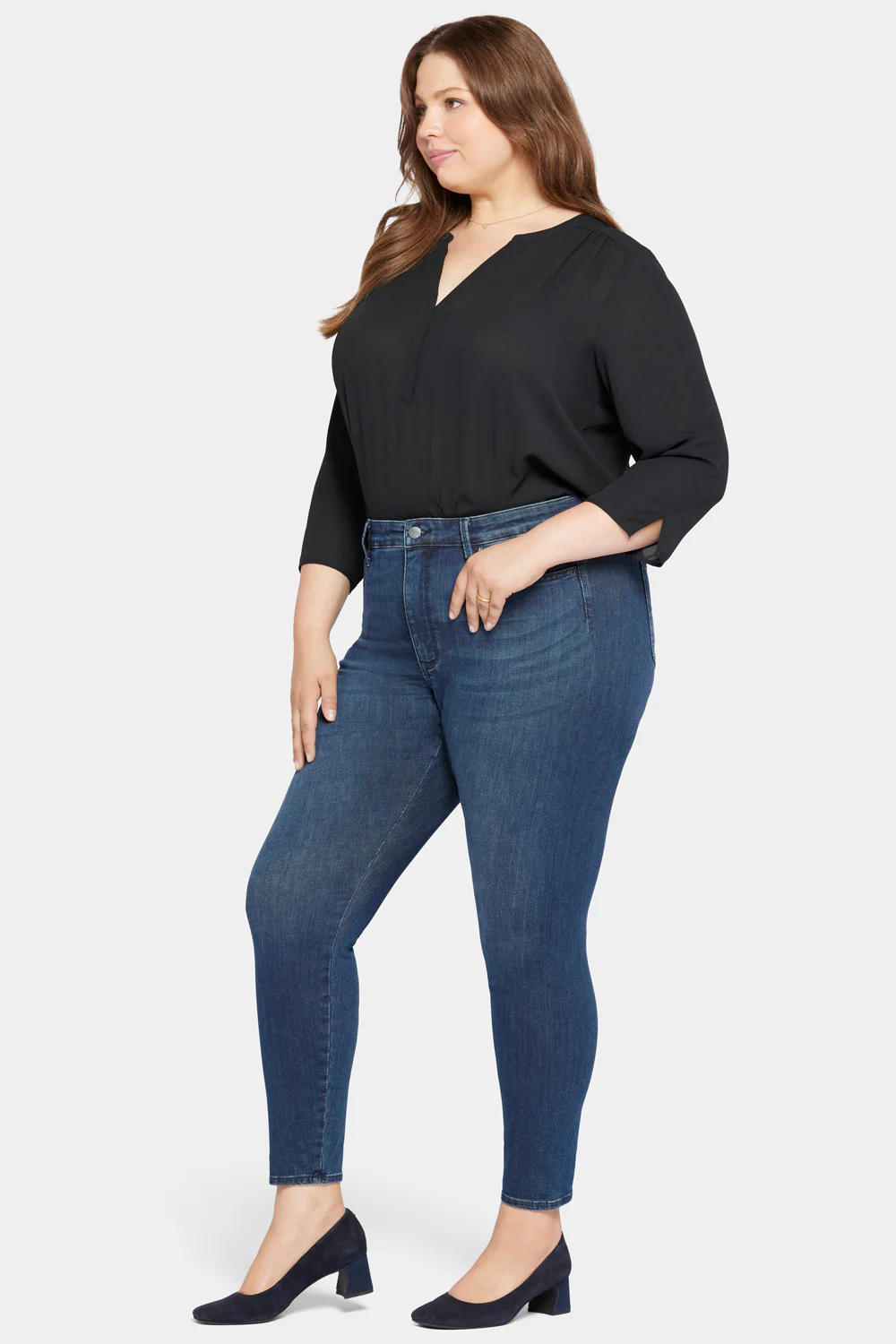 11620-le-silhouette-ami-skinny-jeans-in-plus-size-precious-1.webp