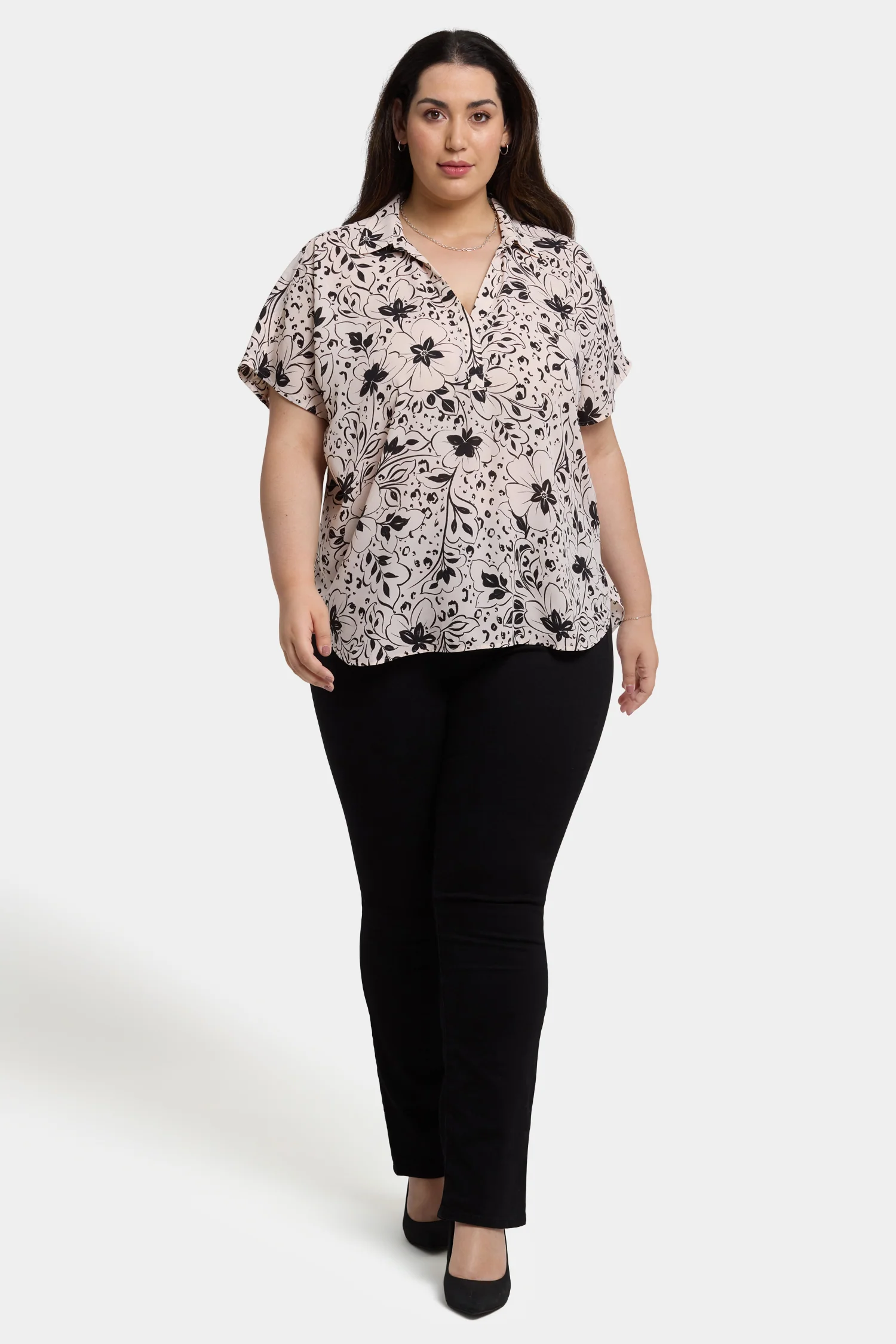 12743-becky-short-sleeved-blouse-in-plus-size-luna-flores-1.webp
