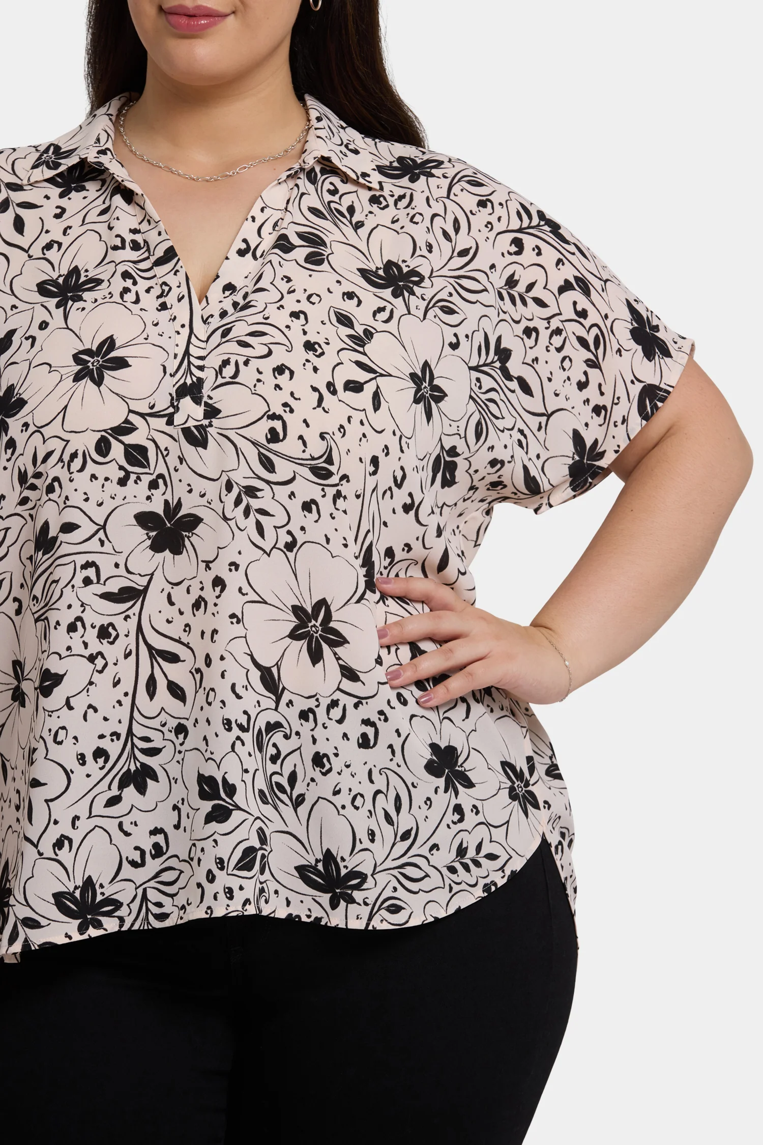 12743-becky-short-sleeved-blouse-in-plus-size-luna-flores-1.webp