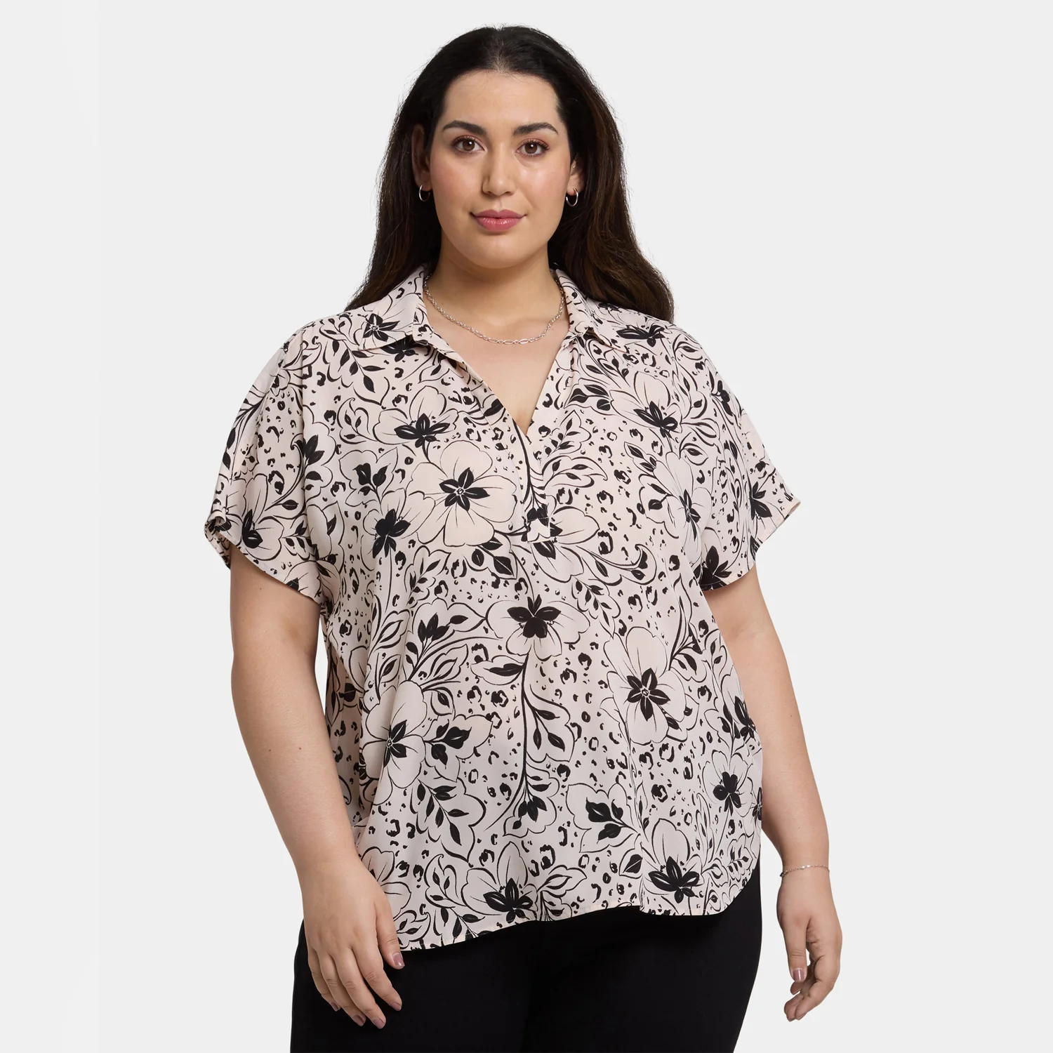 12743-becky-short-sleeved-blouse-in-plus-size-luna-flores-1.webp
