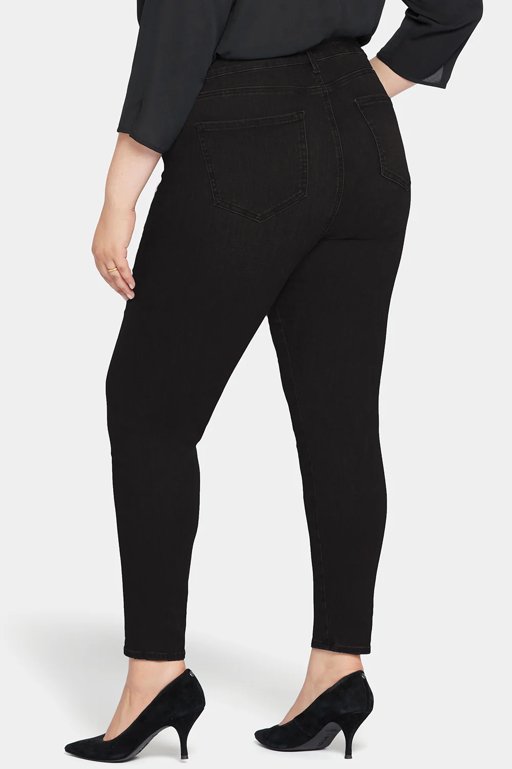 12886-le-silhouette-ami-skinny-jeans-in-petite-plus-size-stellar-1.webp