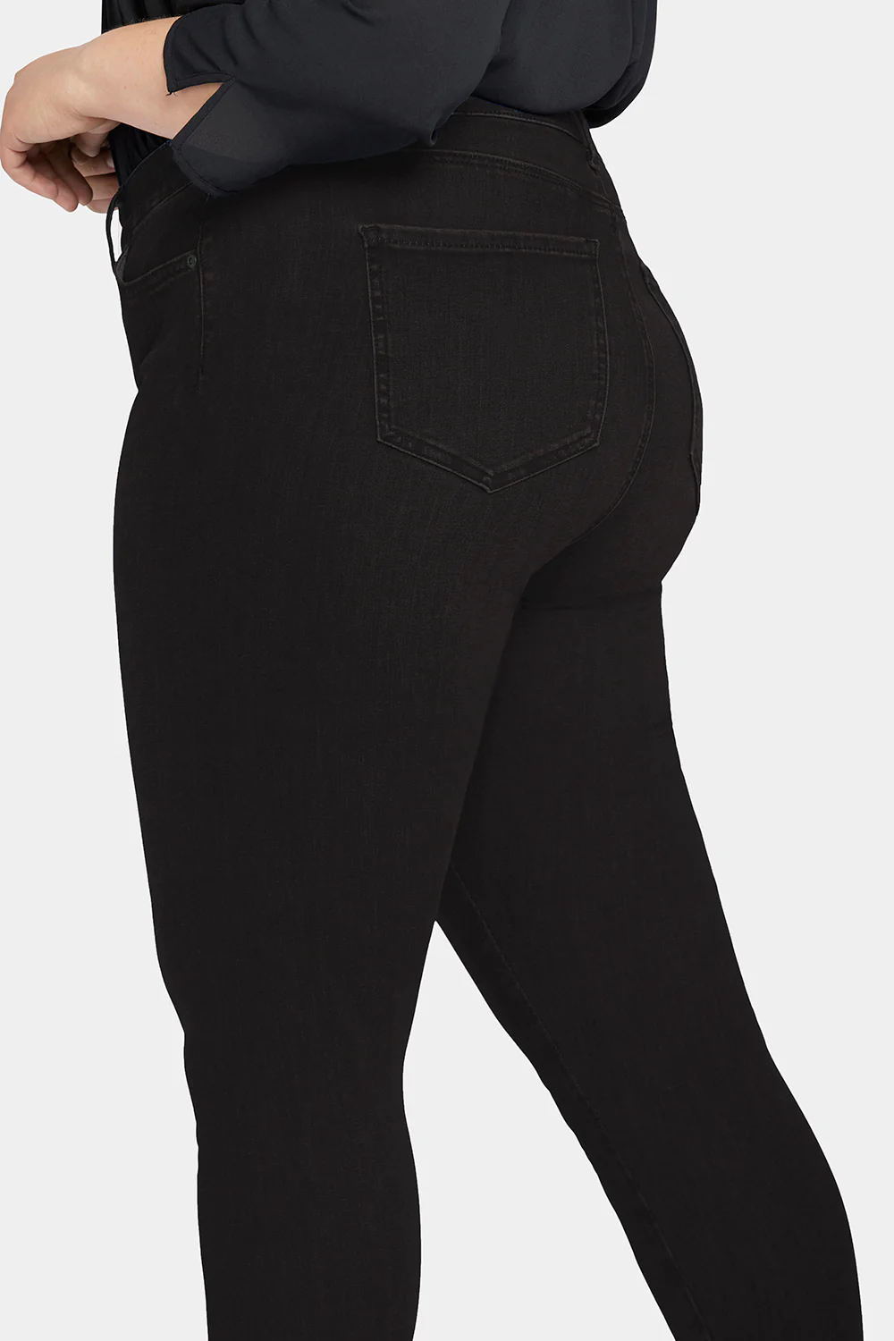 12886-le-silhouette-ami-skinny-jeans-in-petite-plus-size-stellar-1.webp
