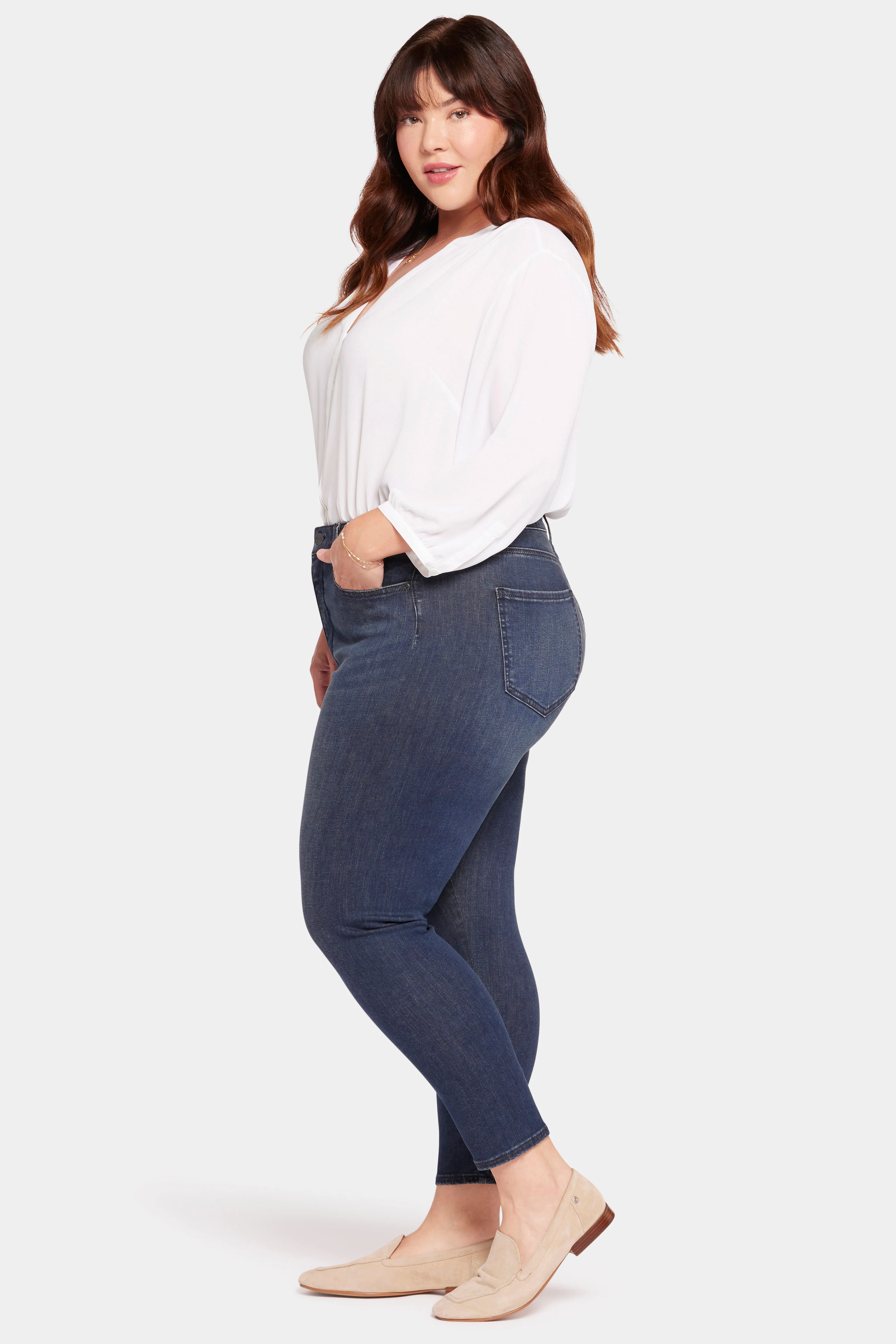 13130-le-silhouette-ami-skinny-jeans-in-petite-plus-size-precious-1.webp