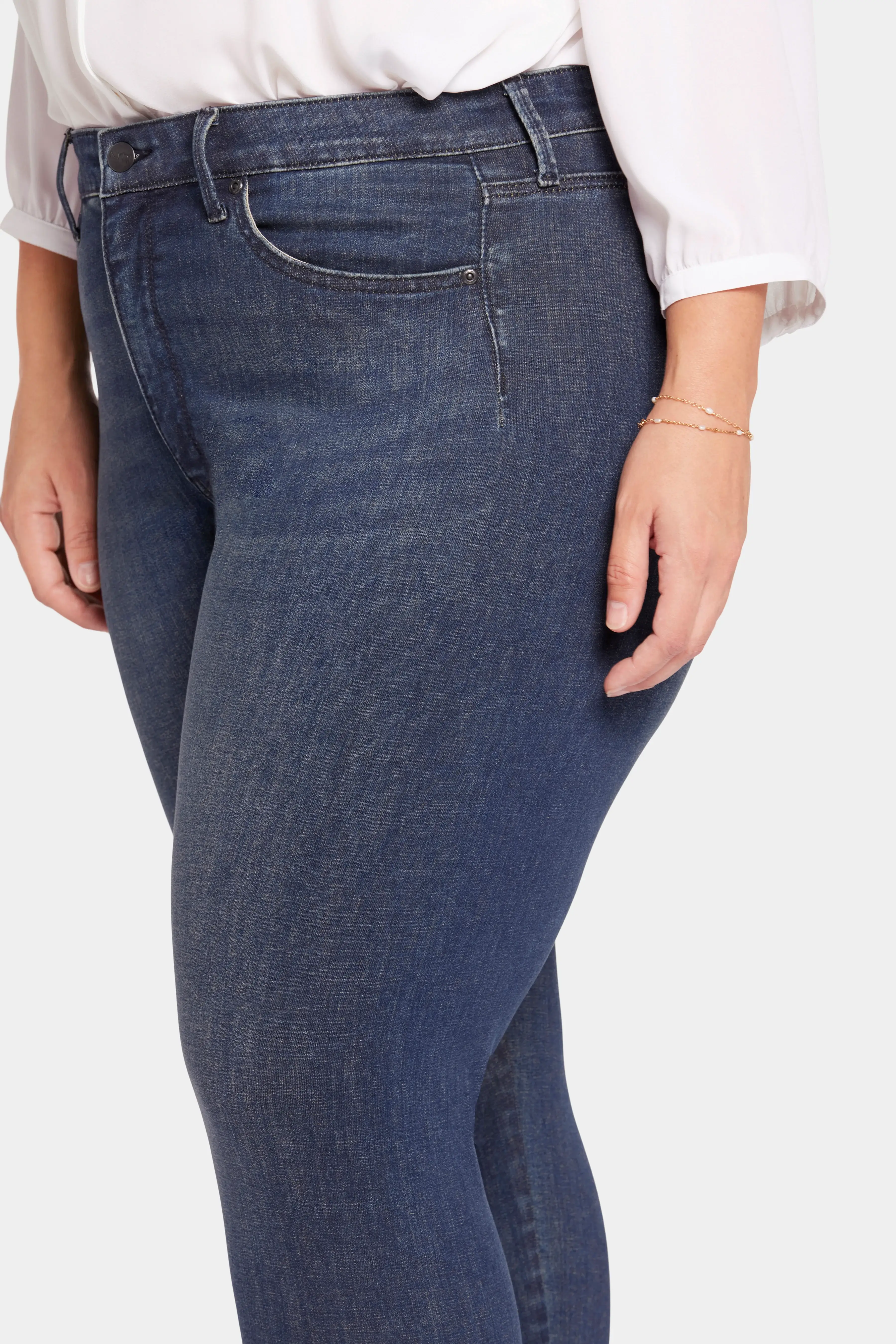 13130-le-silhouette-ami-skinny-jeans-in-petite-plus-size-precious-1.webp