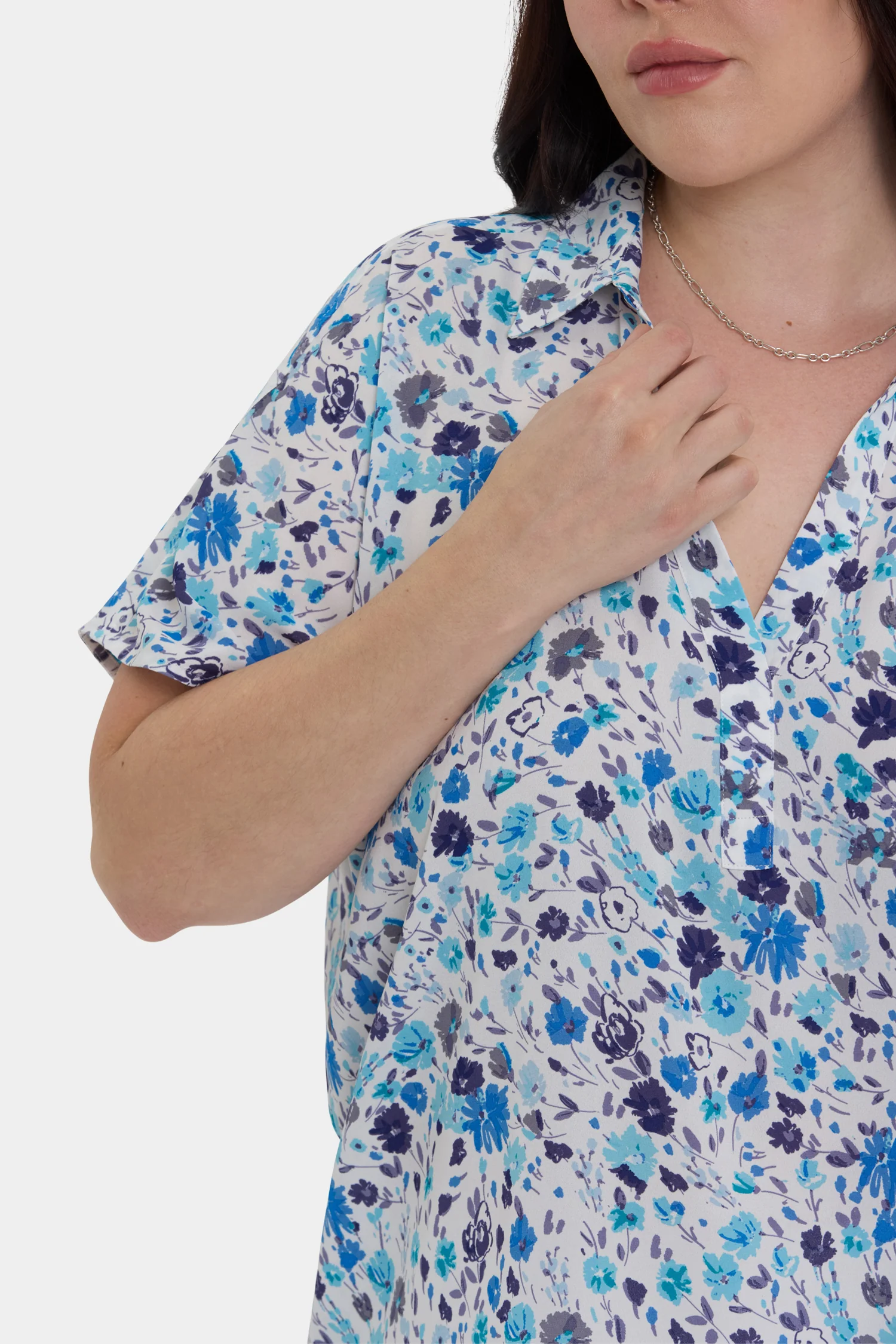 13258-becky-short-sleeved-blouse-in-plus-size-jimena-garden-1.webp