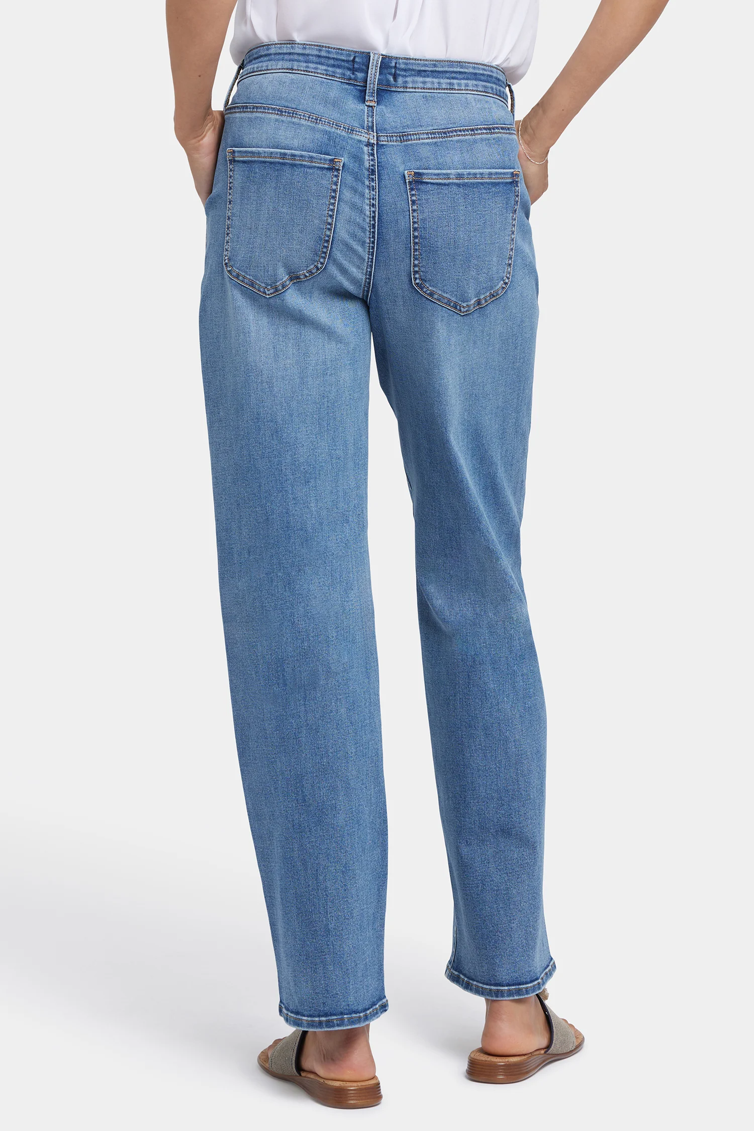 14870-relaxed-trouser-jeans-in-petite-barcelona-breeze-1.webp