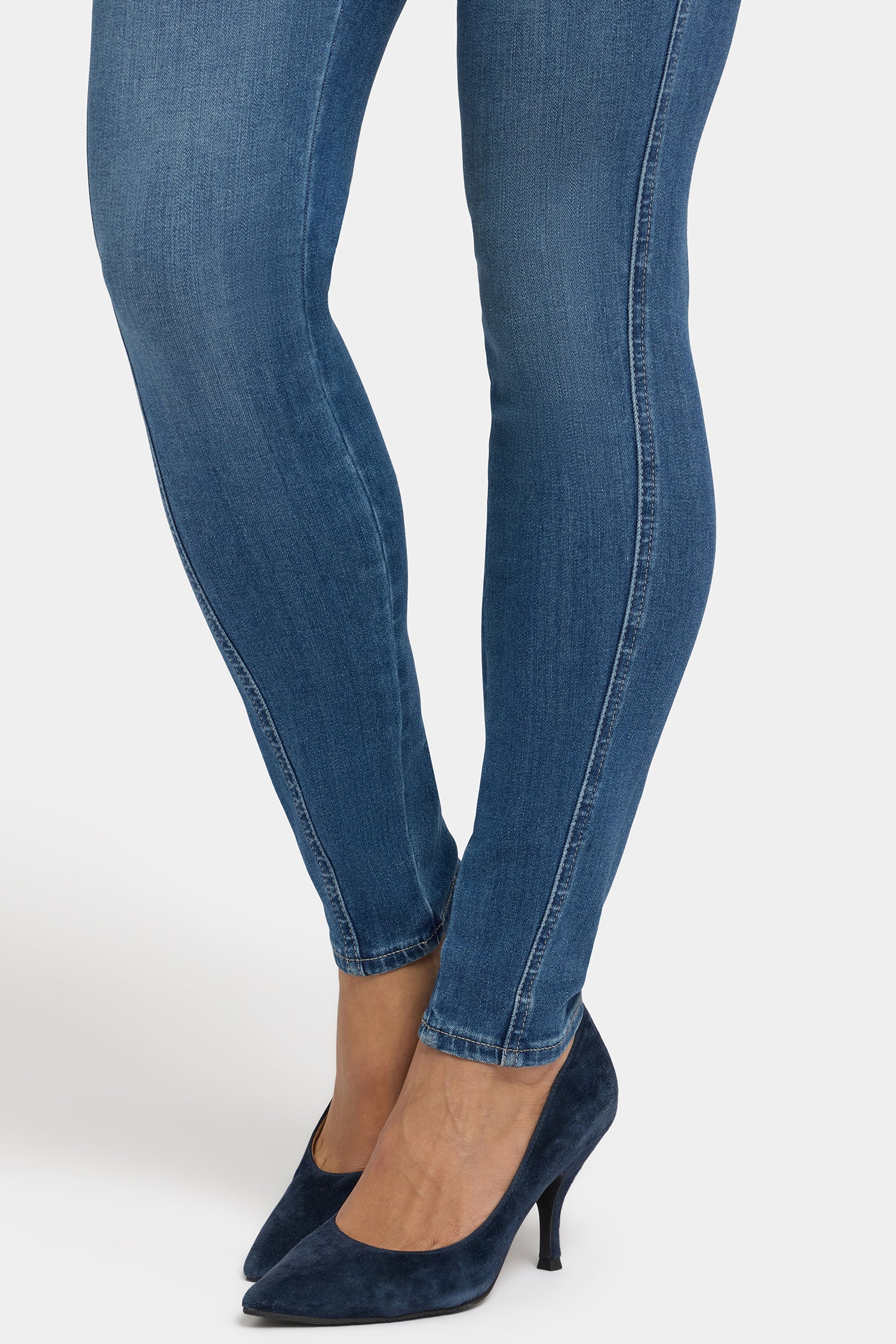 2347-ami-skinny-jeans-lake-notre-dame-1.webp