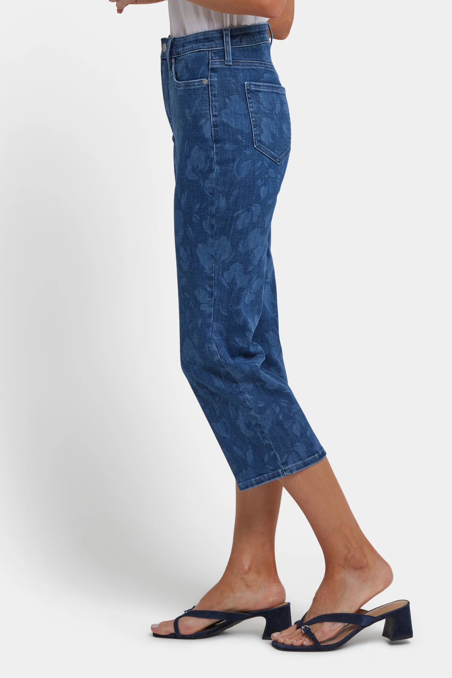 3572-joni-relaxed-capri-jeans-indigo-bella-1.webp