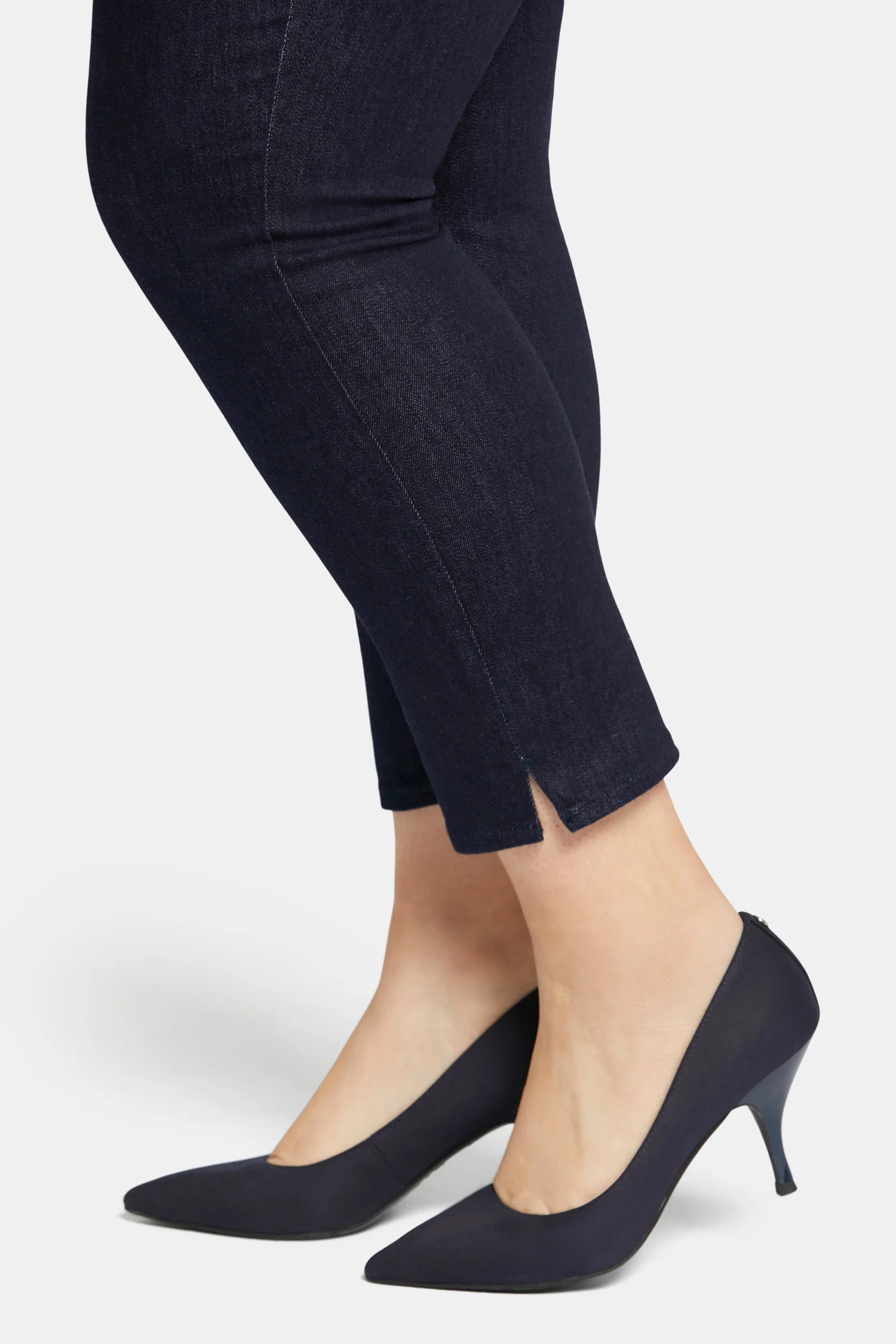 457-skinny-ankle-pull-on-jeans-in-plus-size-rinse-1.webp
