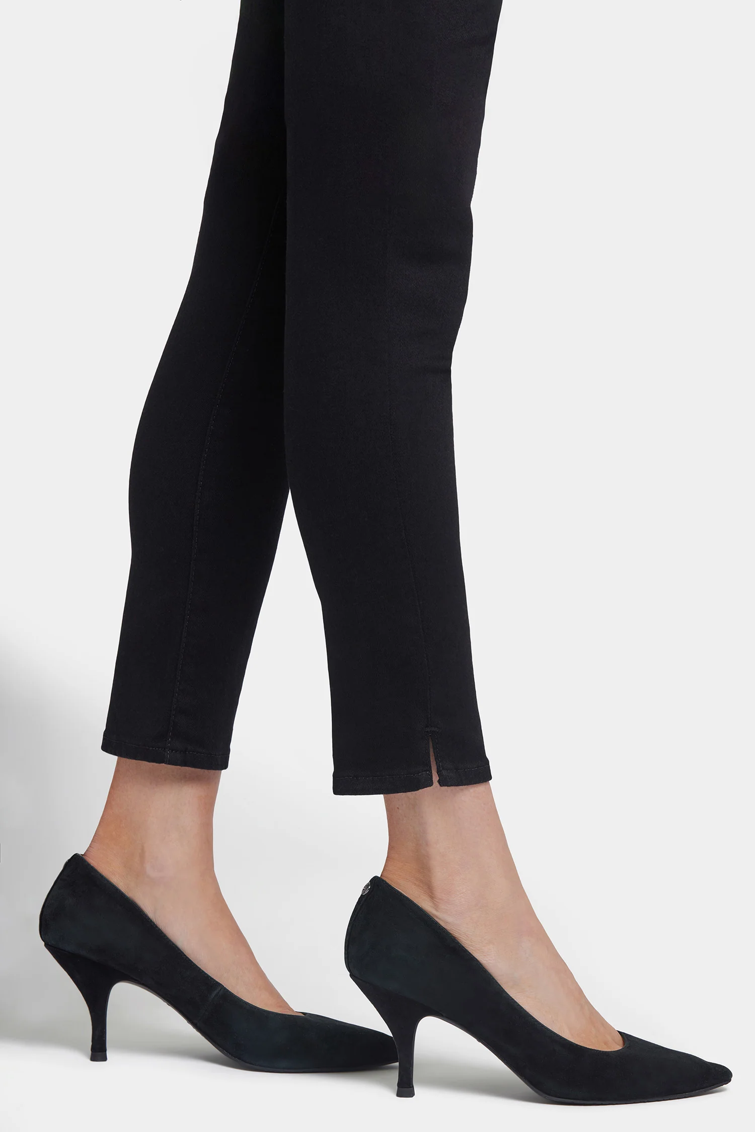 532-skinny-ankle-pull-on-jeans-black-1.webp