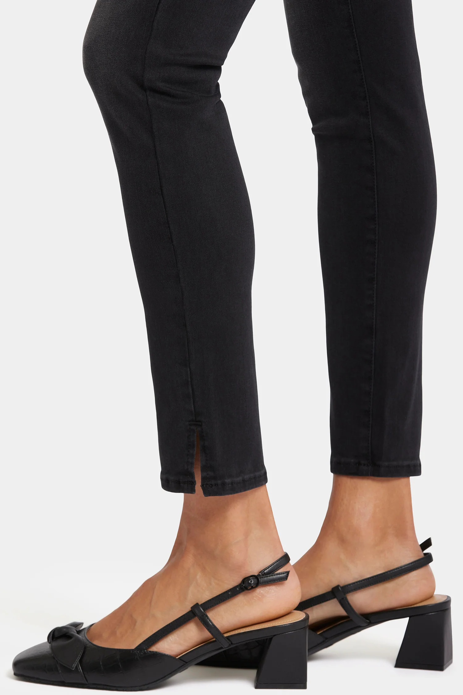 5719-curve-shaper-ami-skinny-jeans-crosswinds-1.webp