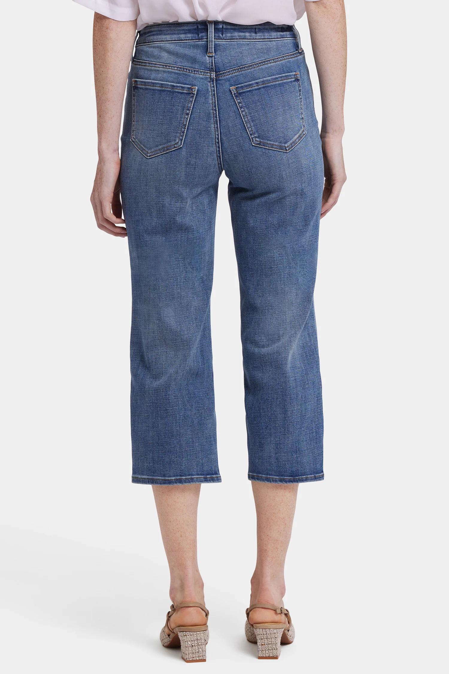 7992-joni-relaxed-capri-jeans-in-petite-majorca-bay-1.webp
