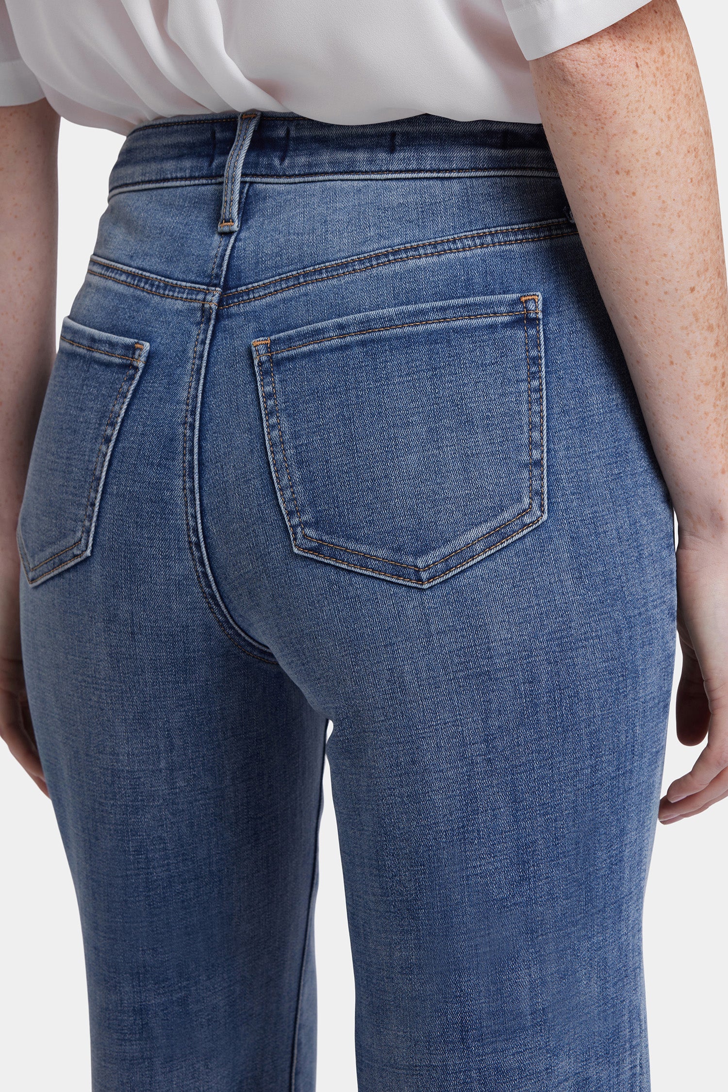 7992-joni-relaxed-capri-jeans-in-petite-majorca-bay-1.webp