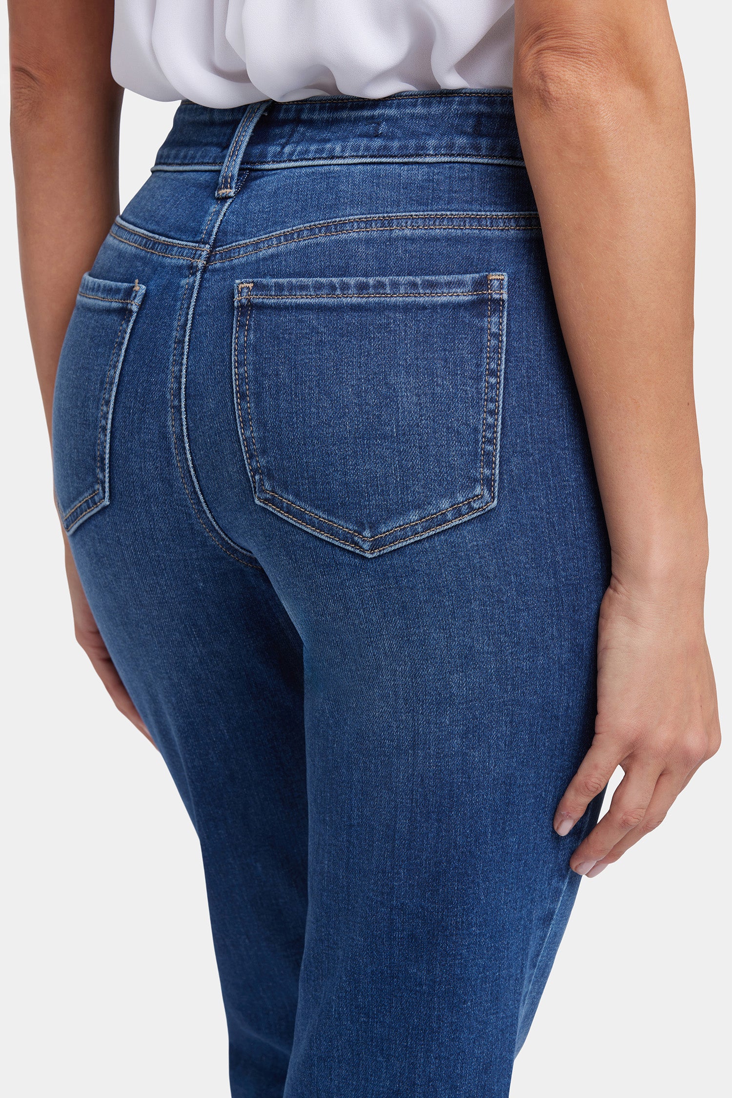 8028-marilyn-straight-jeans-in-petite-asturia-shore-1.webp