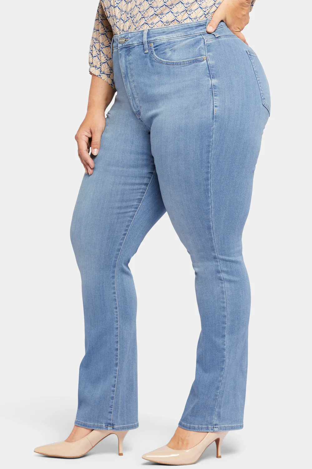 8121-slim-bootcut-jeans-in-plus-size-lovesick-1.webp