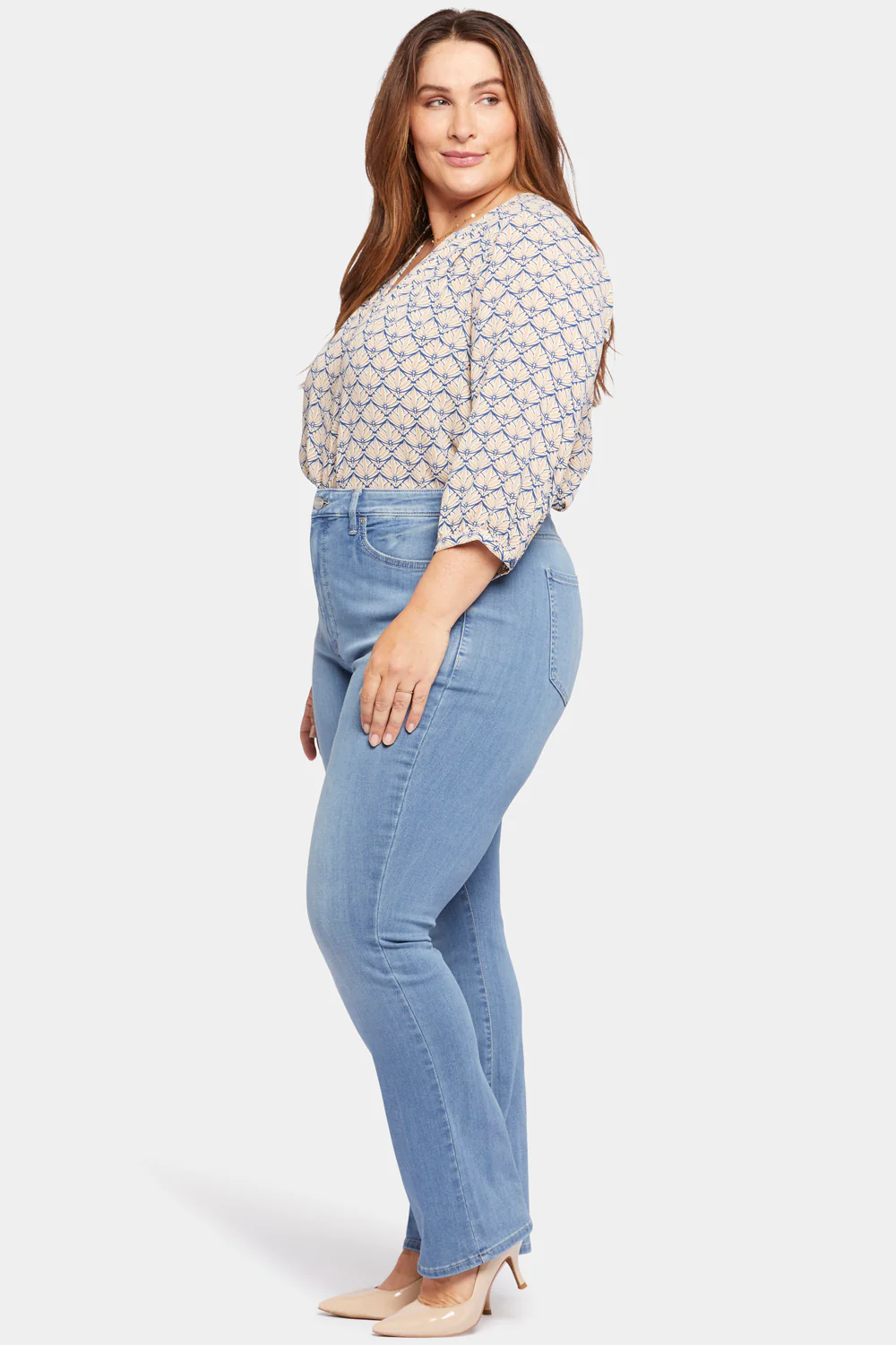 8121-slim-bootcut-jeans-in-plus-size-lovesick-1.webp