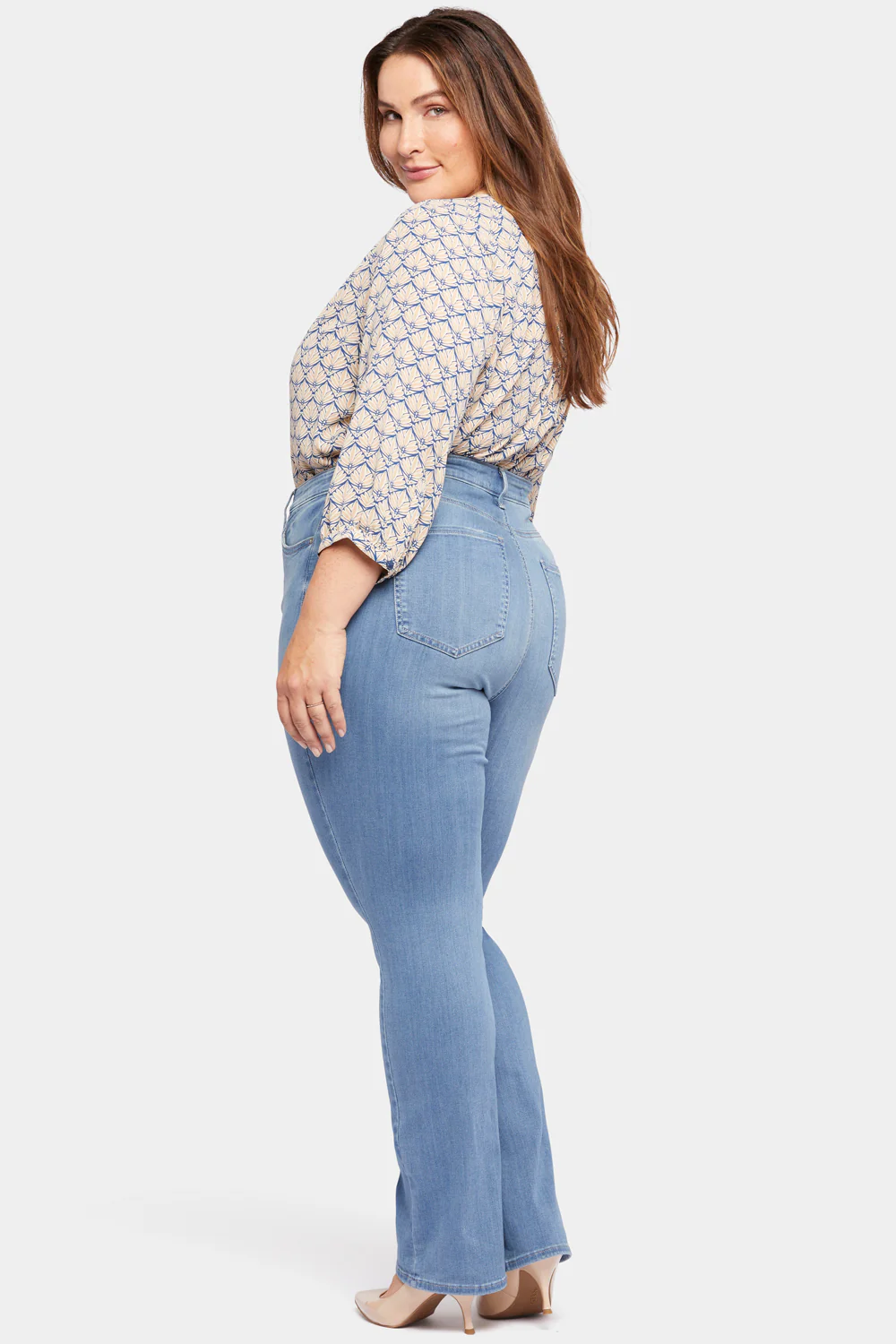 8121-slim-bootcut-jeans-in-plus-size-lovesick-1.webp