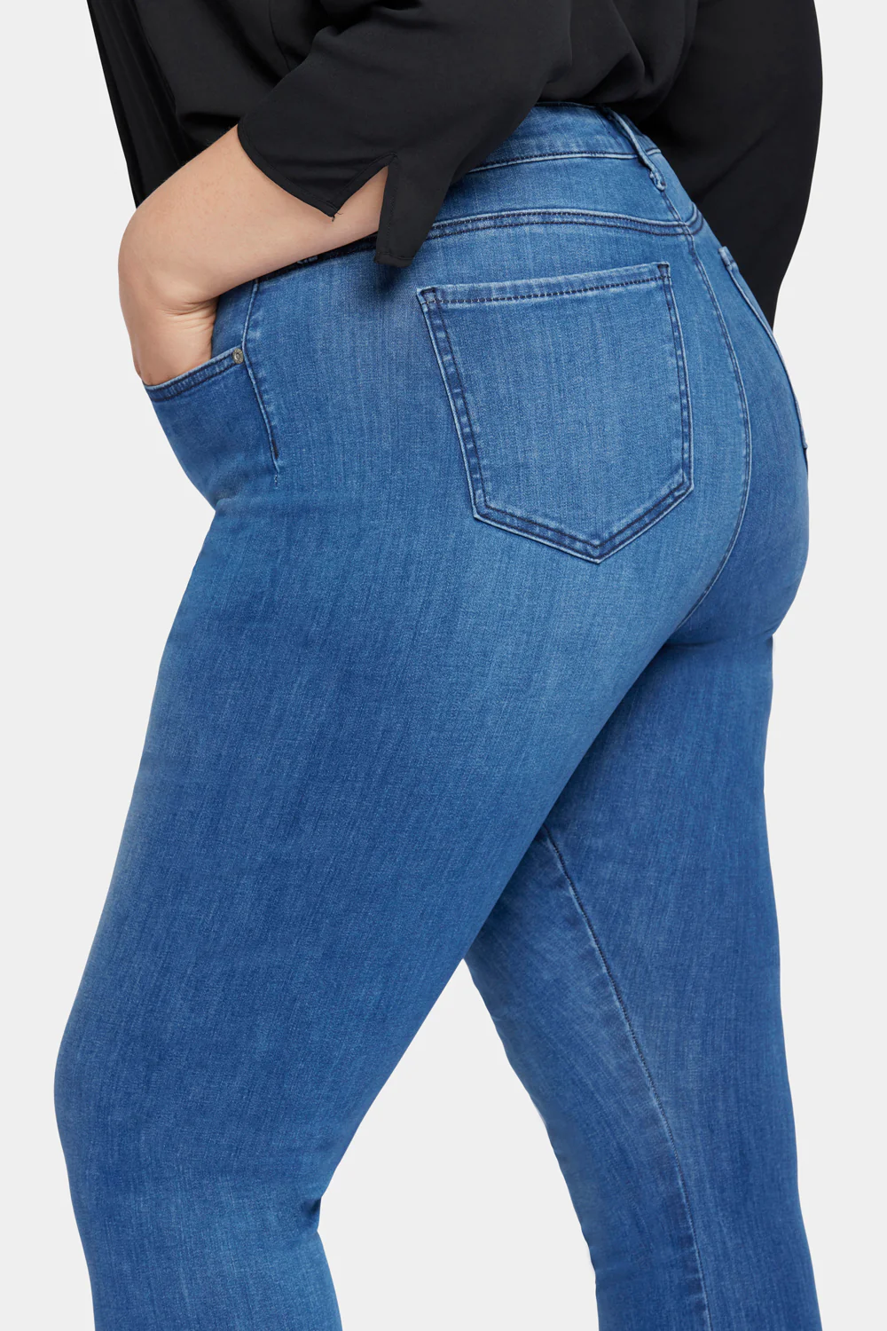 8148-le-silhouette-slim-bootcut-jeans-in-plus-size-amour-1.webp