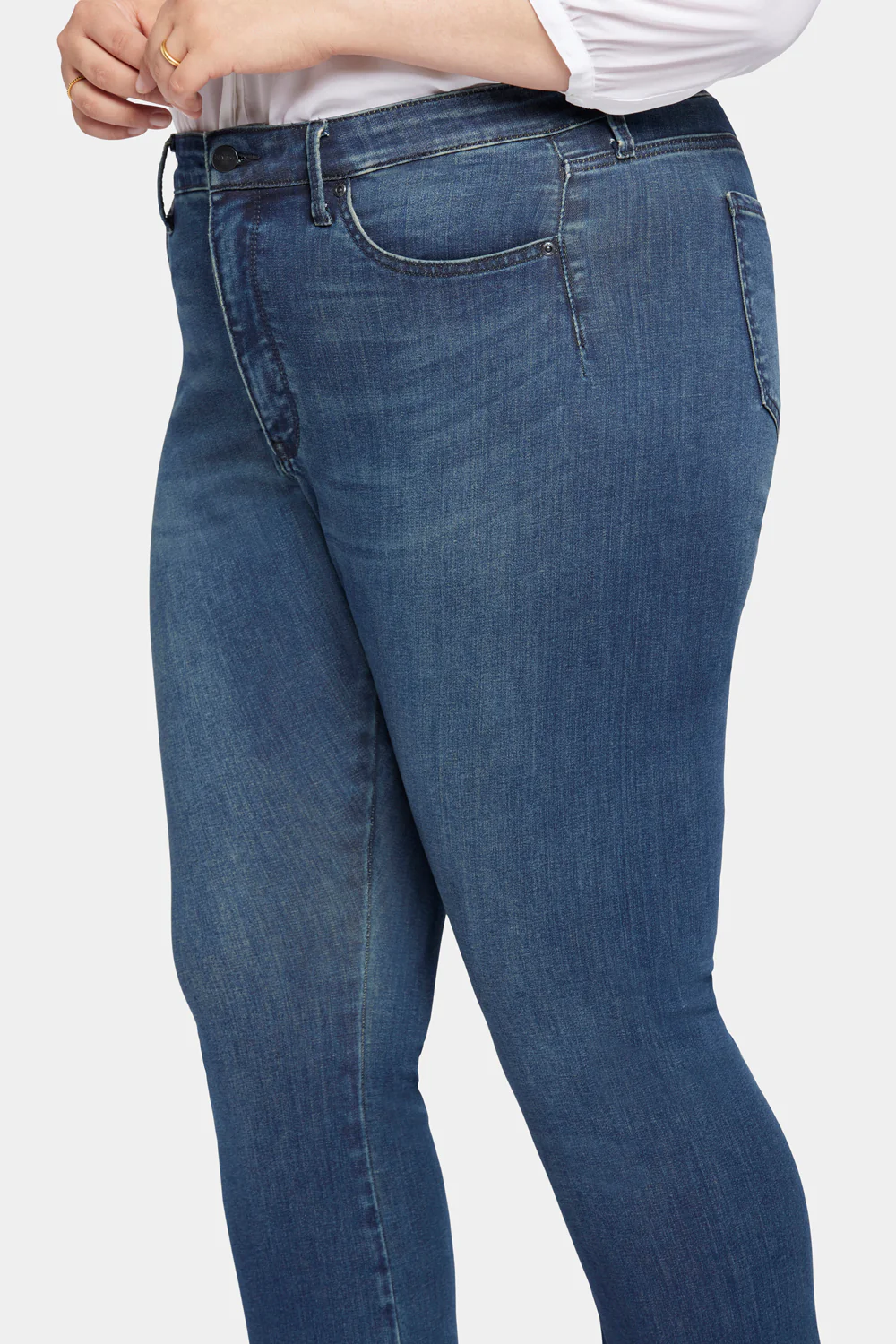 8175-le-silhouette-slim-bootcut-jeans-in-petite-plus-size-precious-1.webp