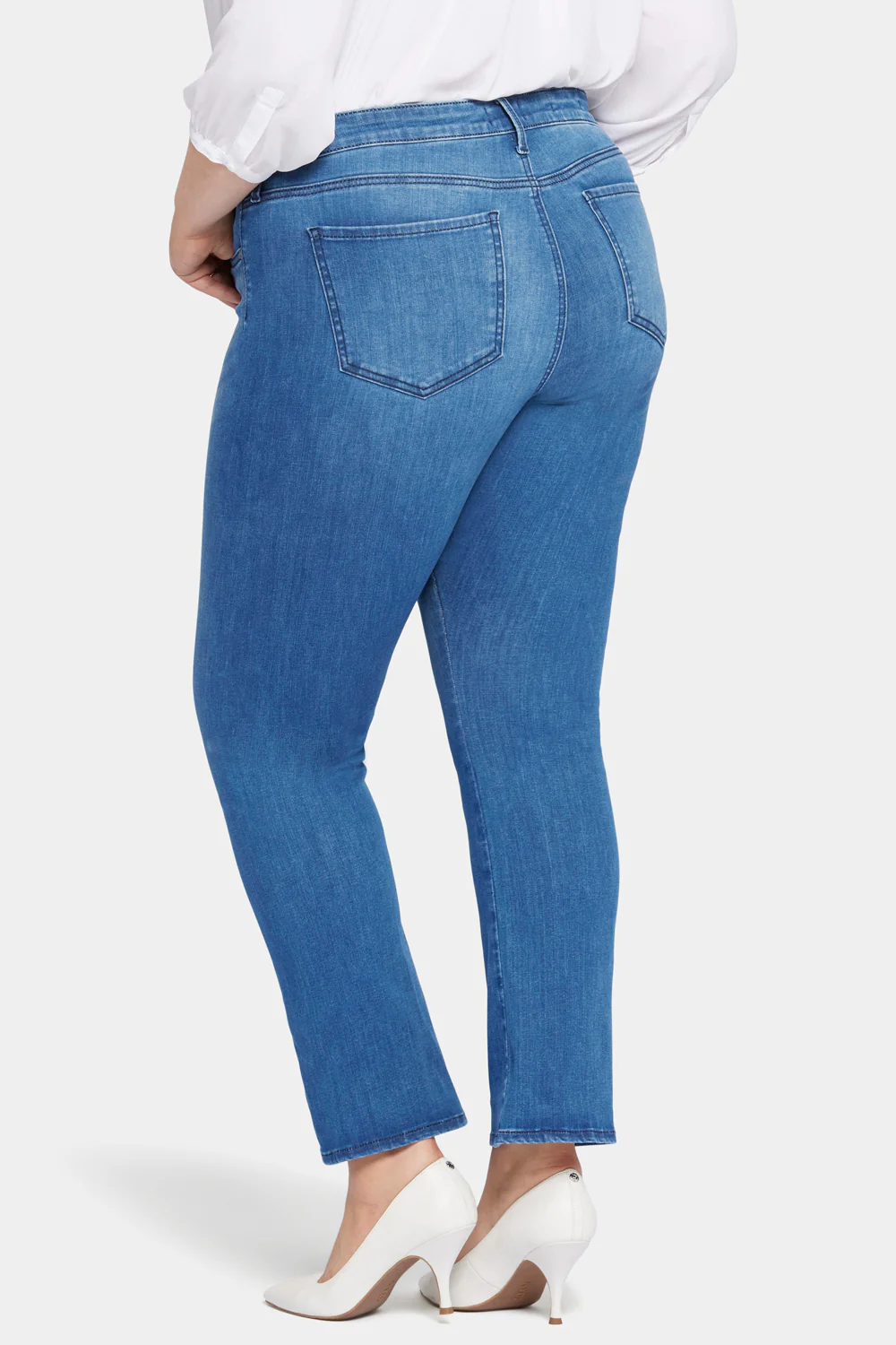 8295-le-silhouette-slim-bootcut-jeans-in-petite-plus-size-amour-1.webp