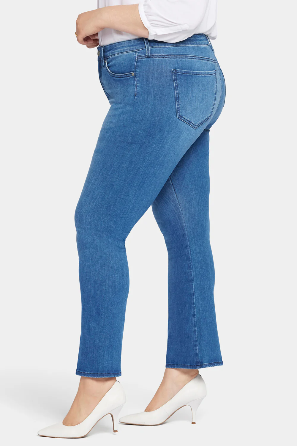 8295-le-silhouette-slim-bootcut-jeans-in-petite-plus-size-amour-1.webp
