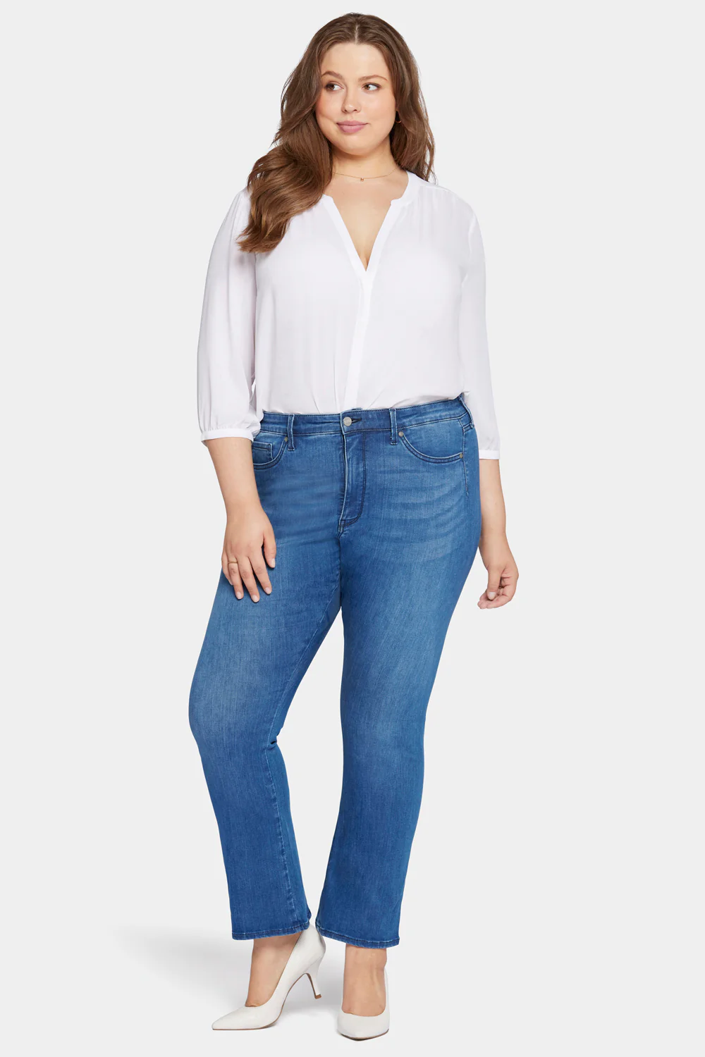 8295-le-silhouette-slim-bootcut-jeans-in-petite-plus-size-amour-1.webp