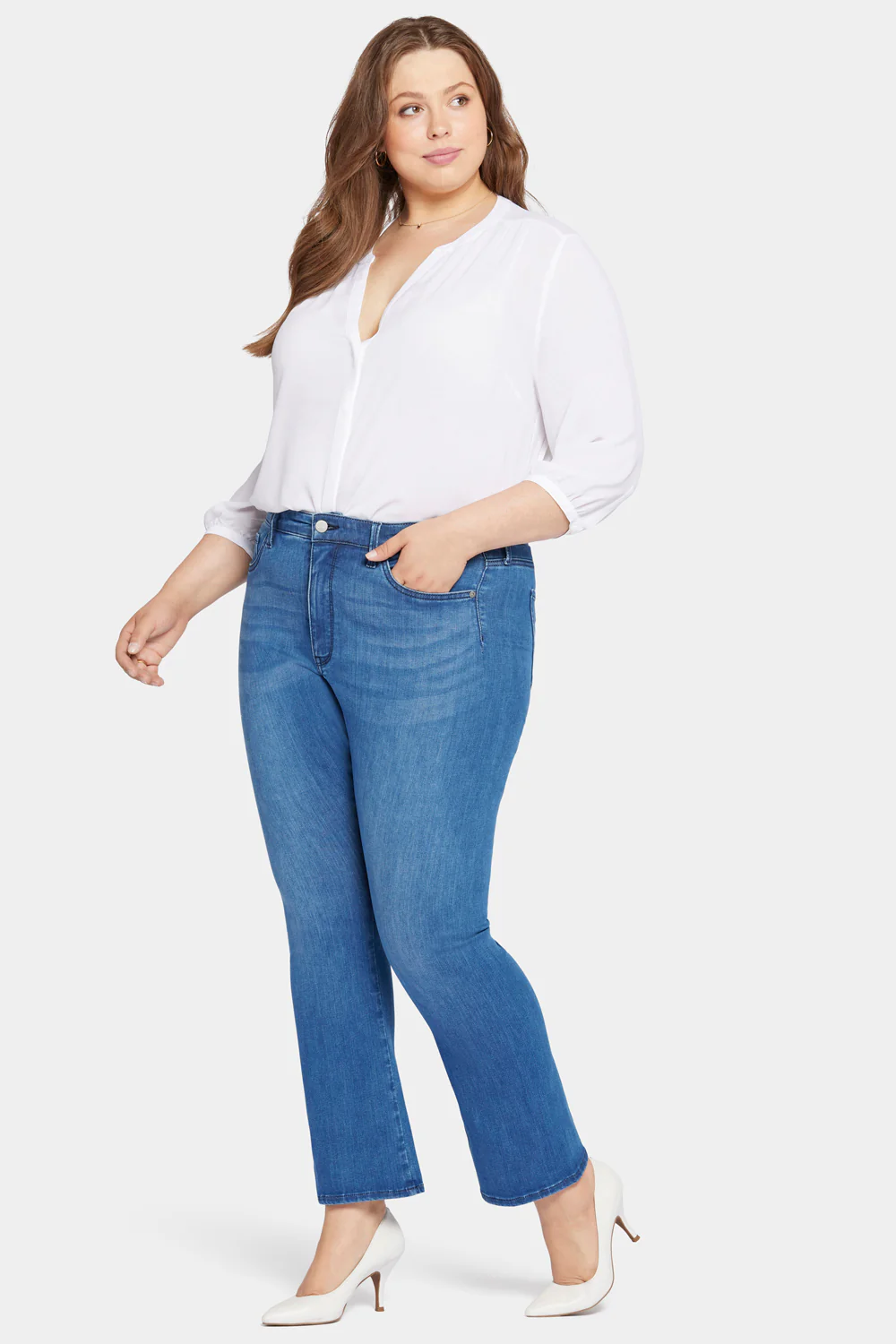 8295-le-silhouette-slim-bootcut-jeans-in-petite-plus-size-amour-1.webp