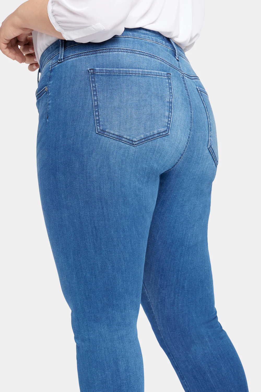8295-le-silhouette-slim-bootcut-jeans-in-petite-plus-size-amour-1.webp