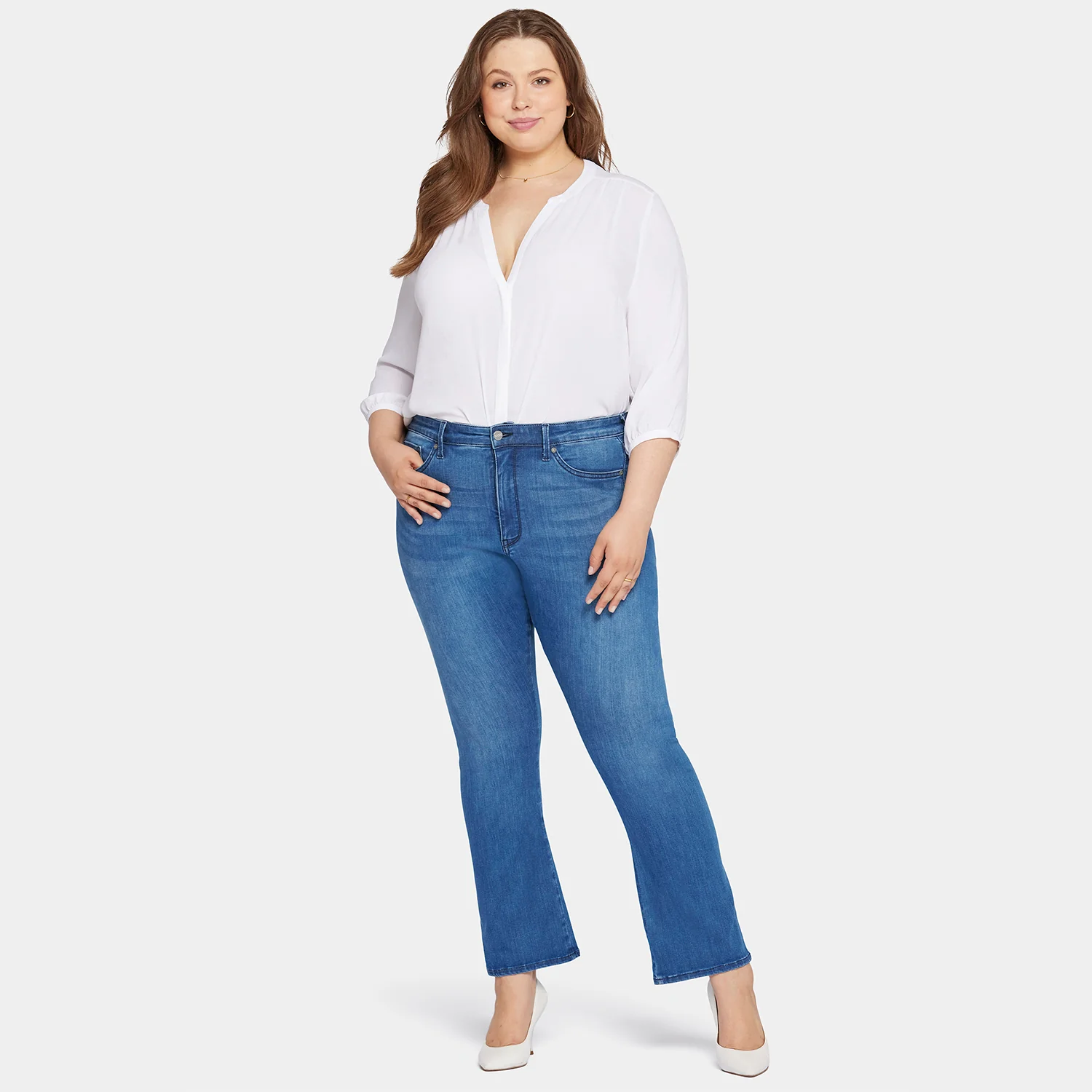 8295-le-silhouette-slim-bootcut-jeans-in-petite-plus-size-amour-1.webp