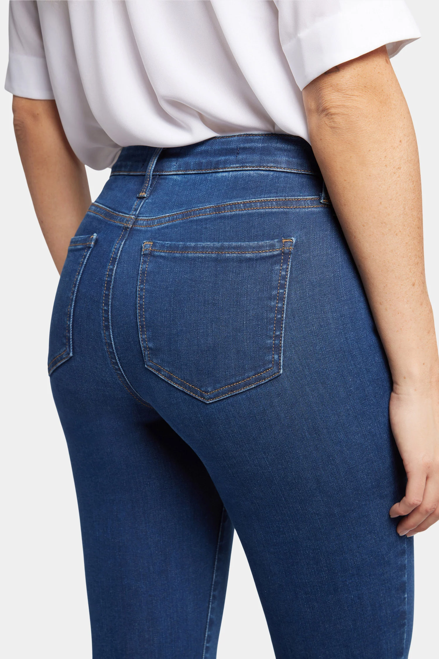 880-barbara-bootcut-jeans-in-tall-quinn-1.webp