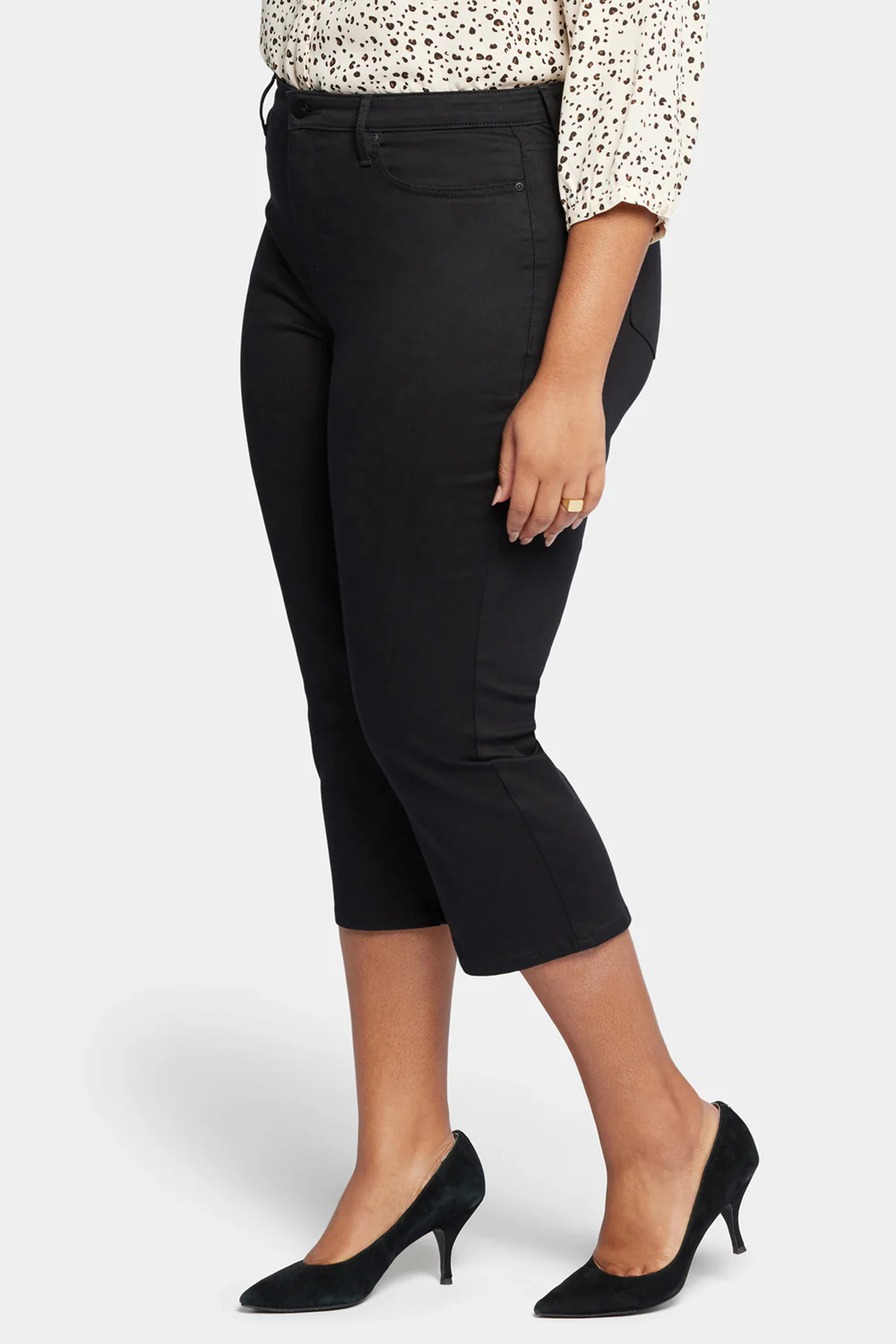 9031-joni-relaxed-capri-jeans-in-plus-size-black-1.webp
