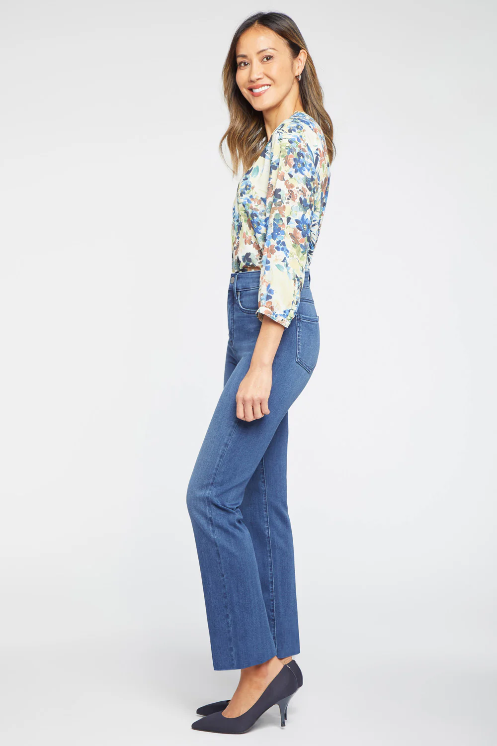 9392-marilyn-straight-jeans-in-petite-rendezvous-1.webp