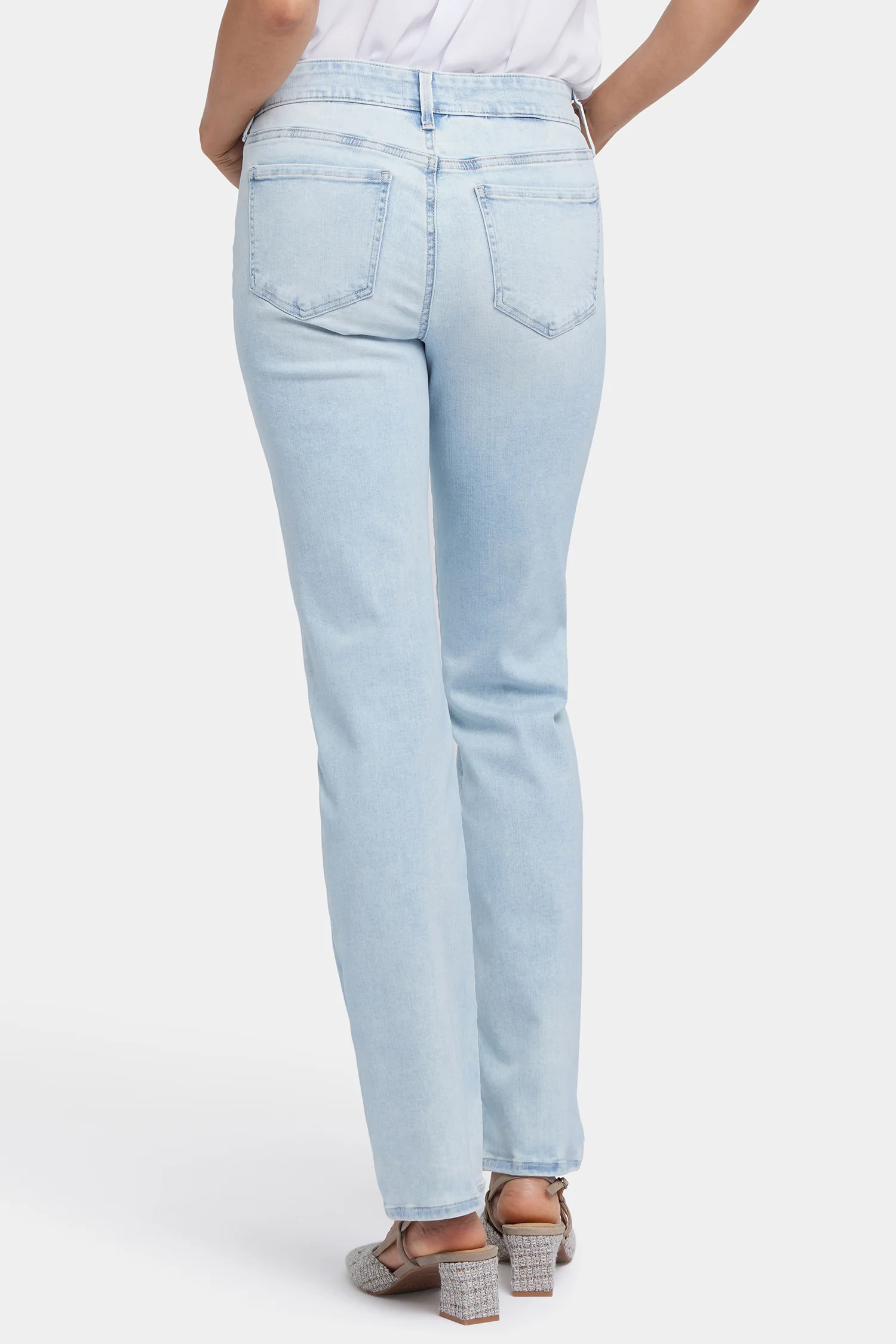 9511-marilyn-straight-jeans-in-petite-pamplona-ice-1.webp