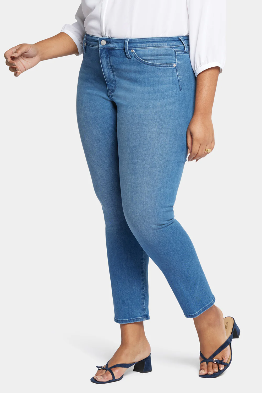 9898-le-silhouette-sheri-slim-jeans-in-plus-size-stunning-1.webp
