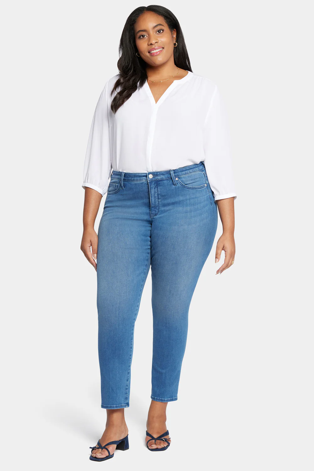 9898-le-silhouette-sheri-slim-jeans-in-plus-size-stunning-1.webp
