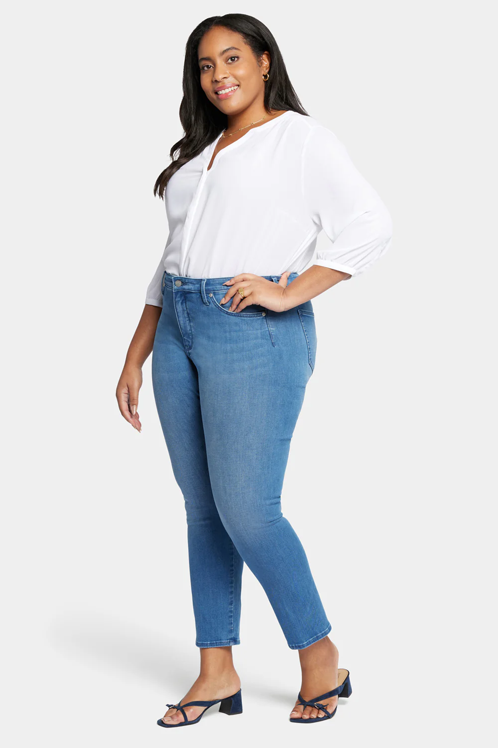 9898-le-silhouette-sheri-slim-jeans-in-plus-size-stunning-1.webp