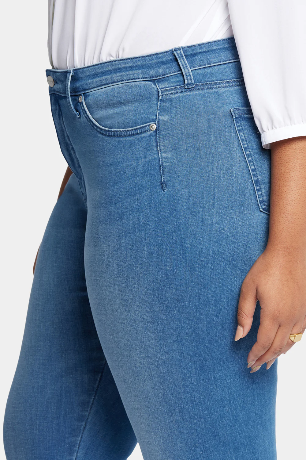 9898-le-silhouette-sheri-slim-jeans-in-plus-size-stunning-1.webp
